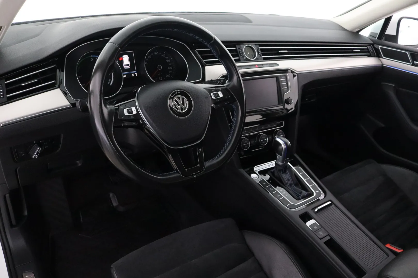 VOLKSWAGEN Passat LPB-748 carousel image