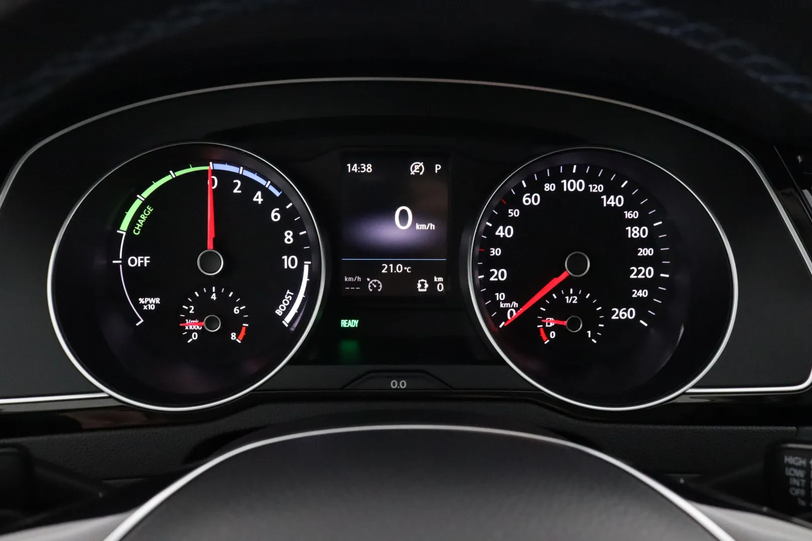 VOLKSWAGEN Passat LPB-748 carousel image