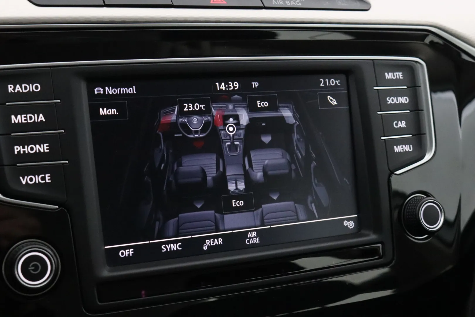 VOLKSWAGEN Passat LPB-748 carousel image