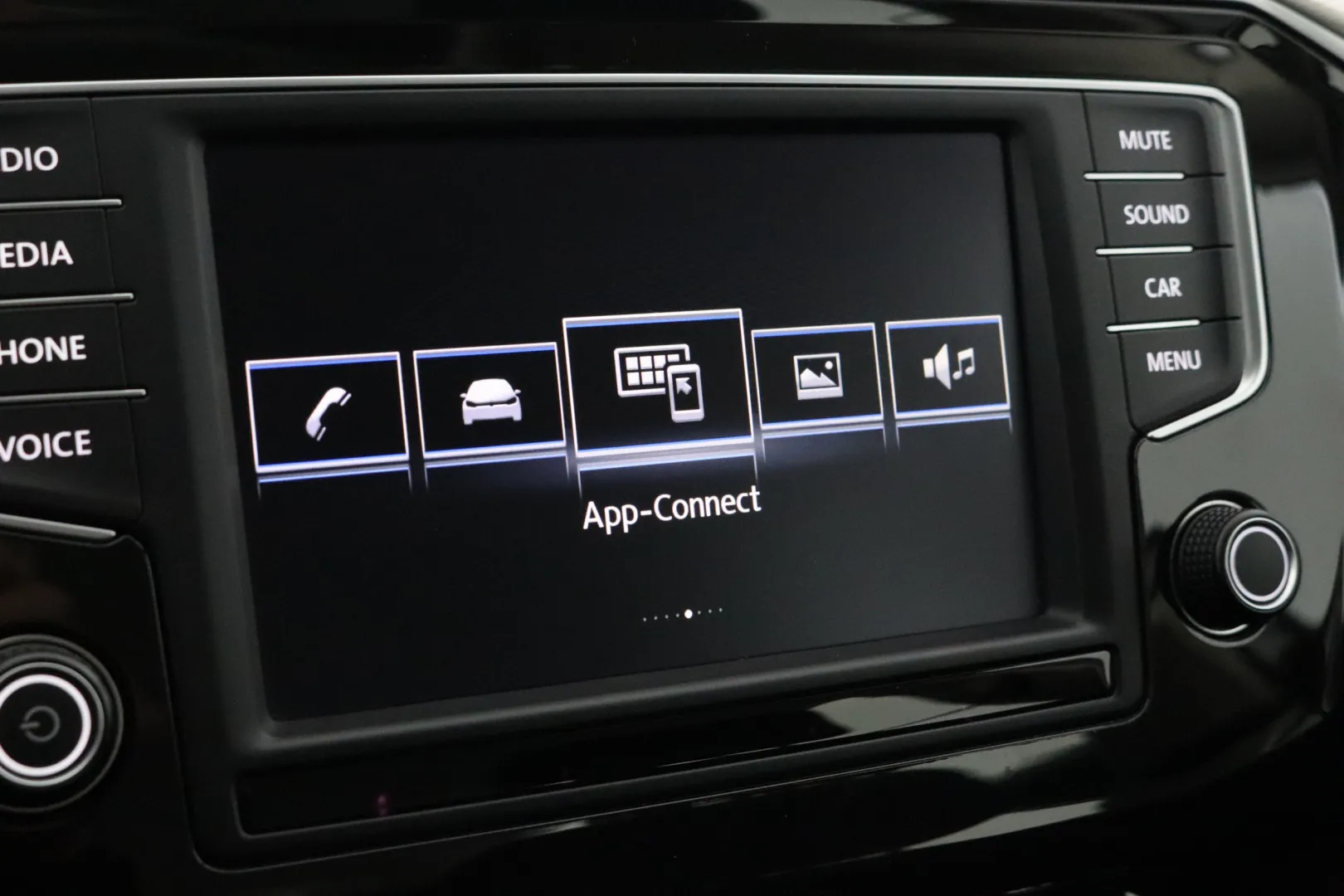 VOLKSWAGEN Passat LPB-748 carousel image
