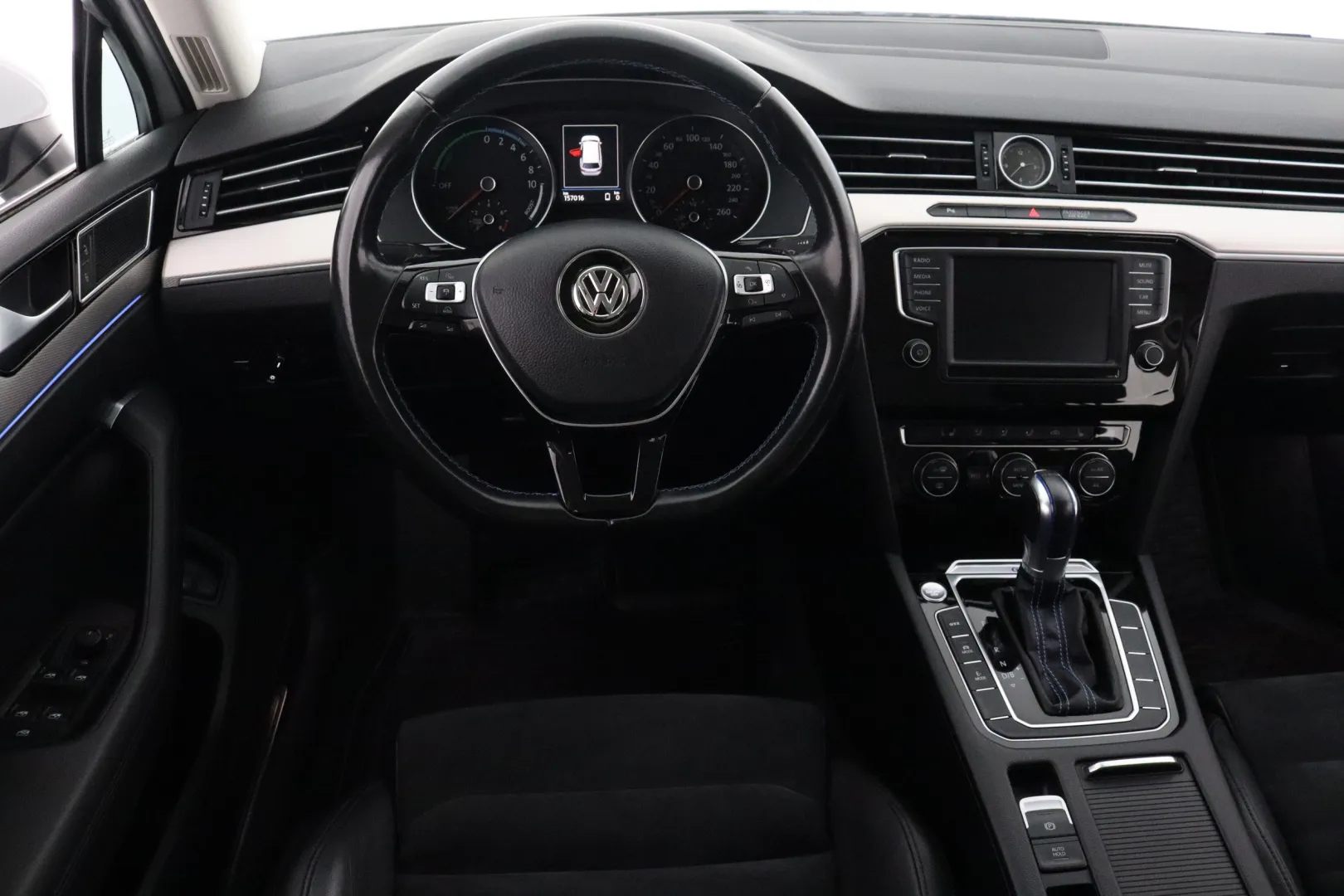 VOLKSWAGEN Passat LPB-748 carousel image