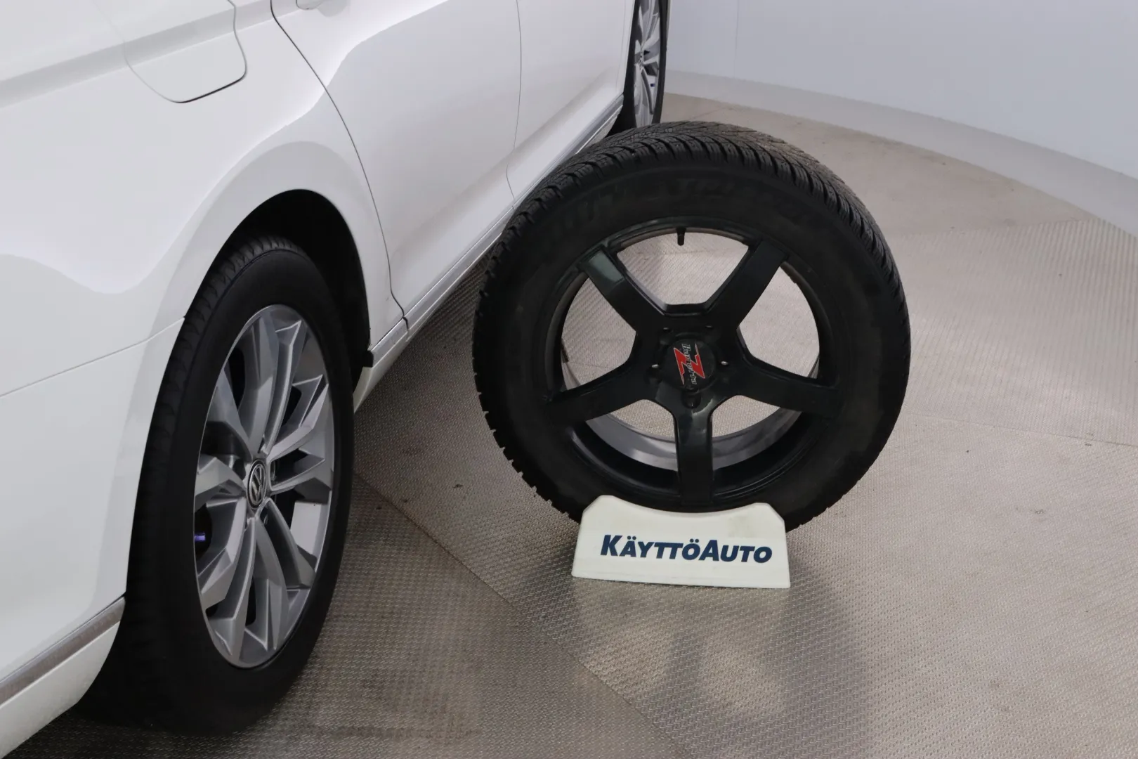 VOLKSWAGEN Passat LPB-748 carousel image