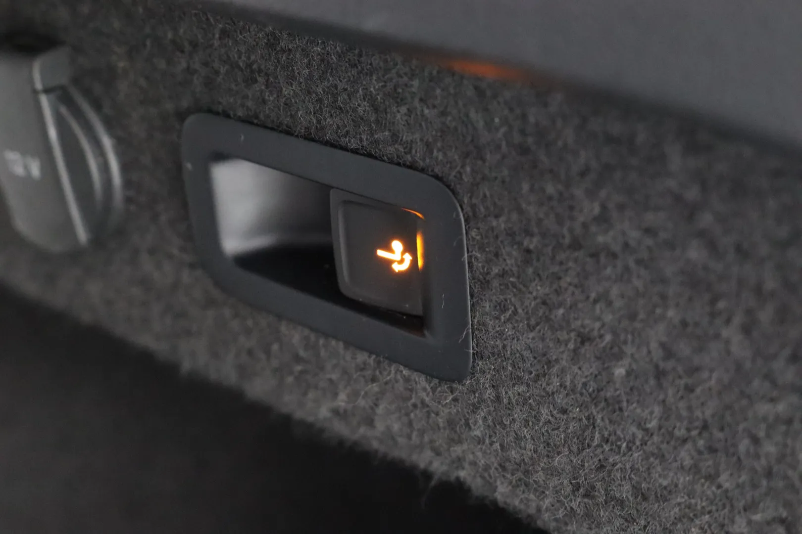 VOLKSWAGEN Passat LPB-748 carousel image