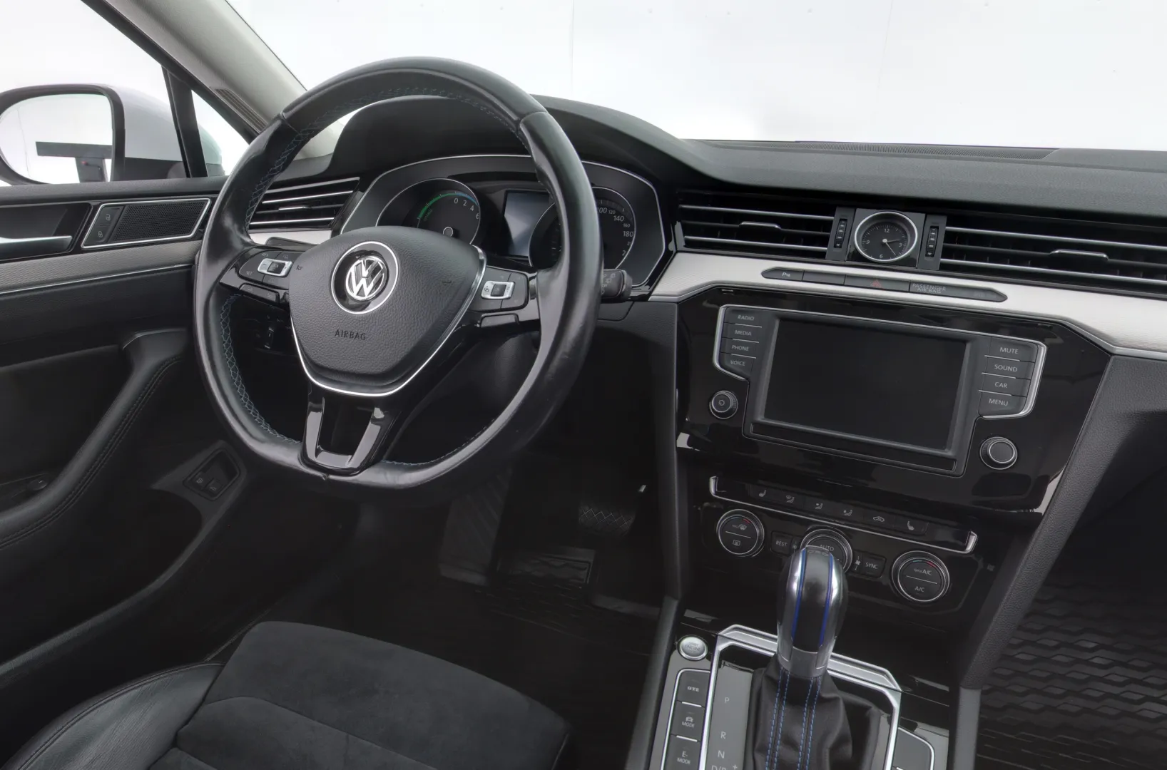 VOLKSWAGEN Passat LPB-748 carousel image