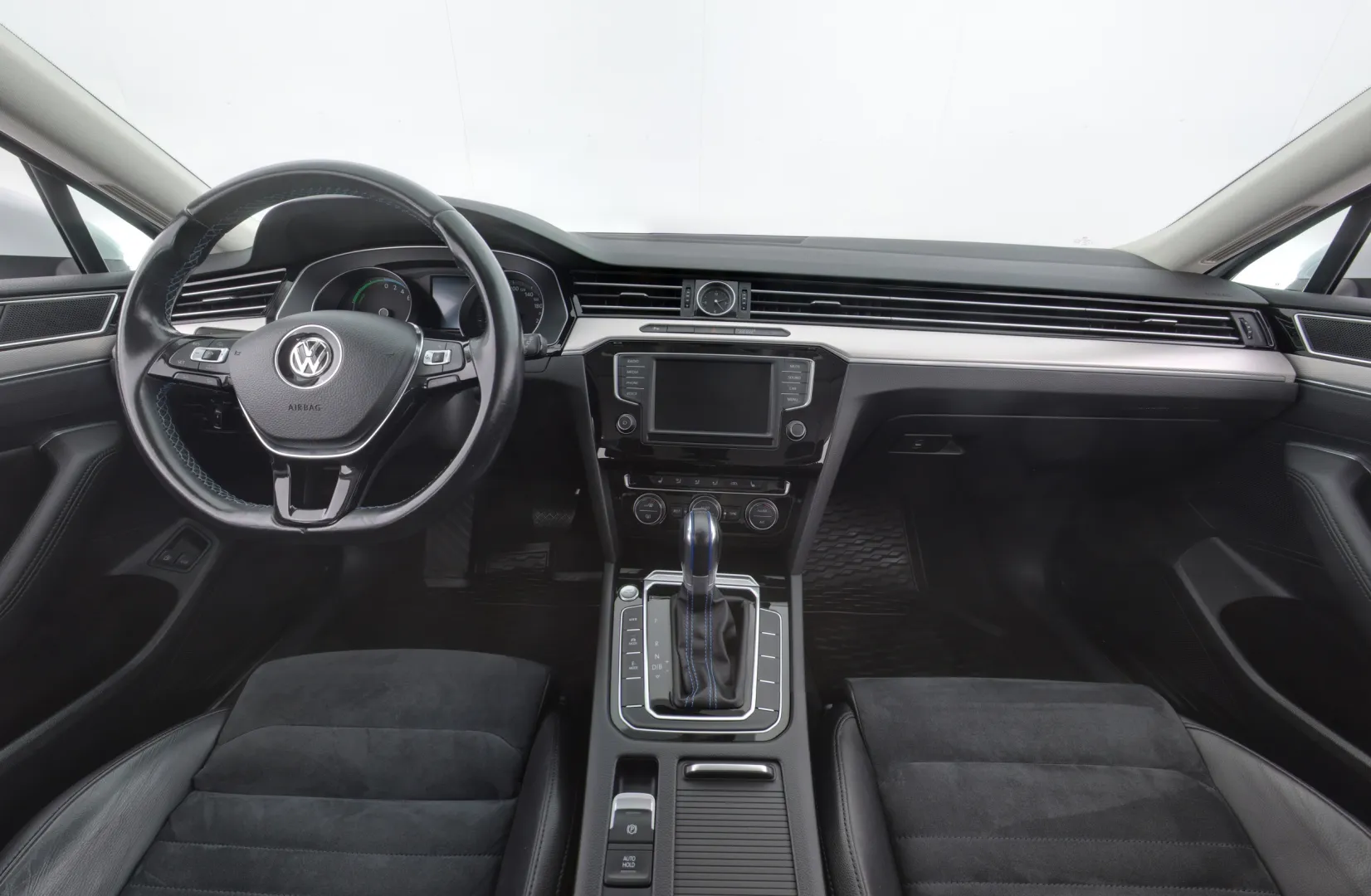 VOLKSWAGEN Passat LPB-748 carousel image