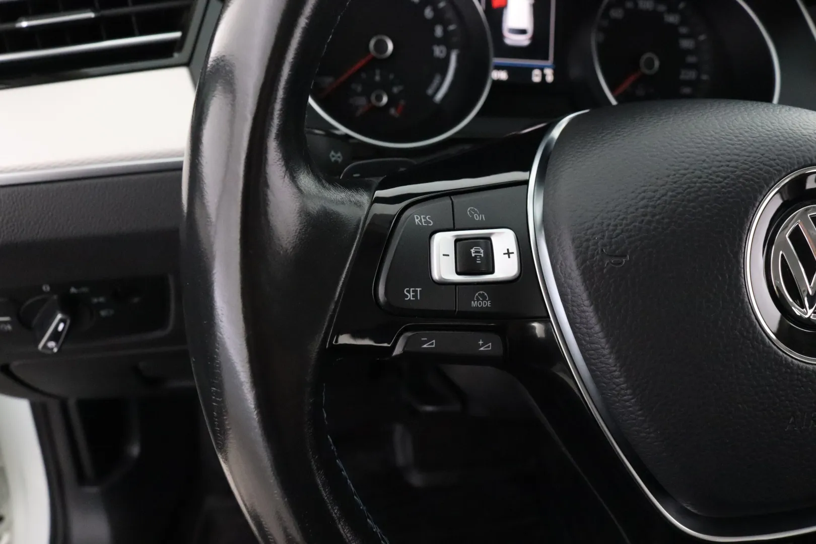 VOLKSWAGEN Passat LPB-748 carousel image