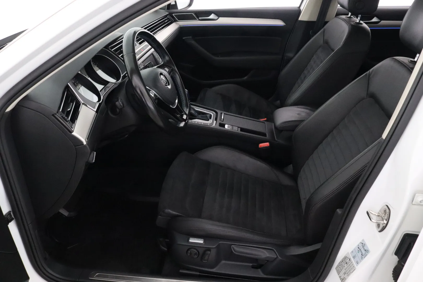 VOLKSWAGEN Passat LPB-748 carousel image