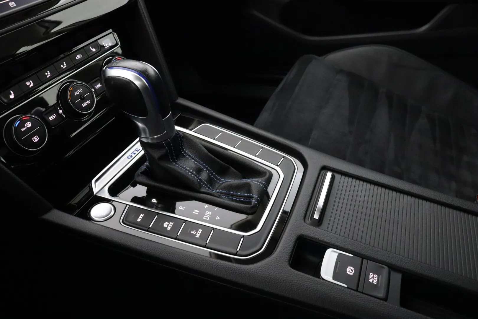 VOLKSWAGEN Passat LPB-748 carousel image
