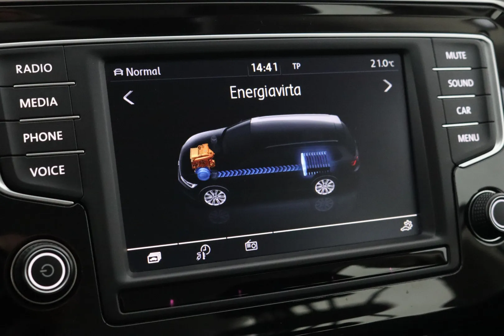 VOLKSWAGEN Passat LPB-748 carousel image