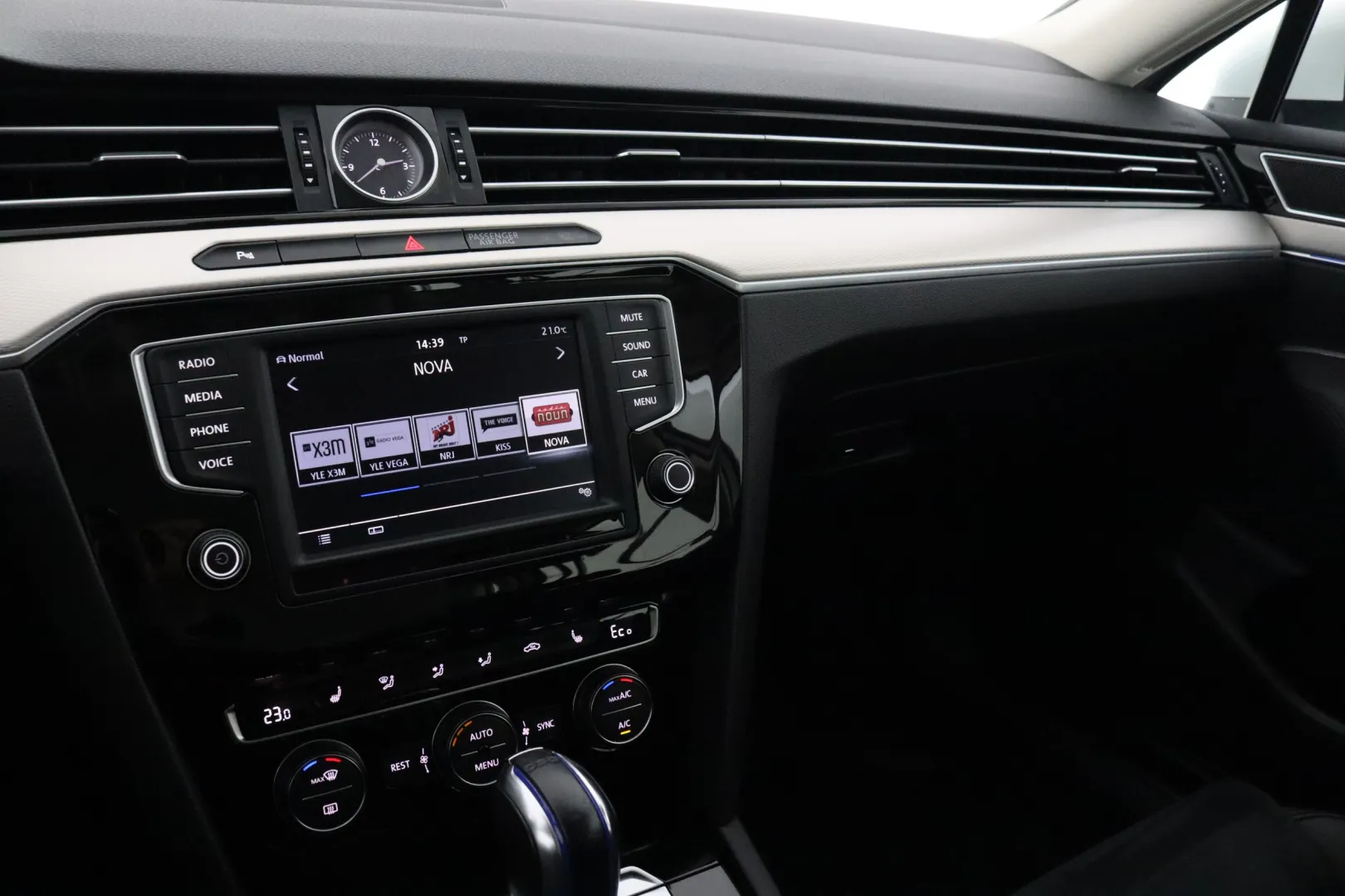 VOLKSWAGEN Passat LPB-748 carousel image