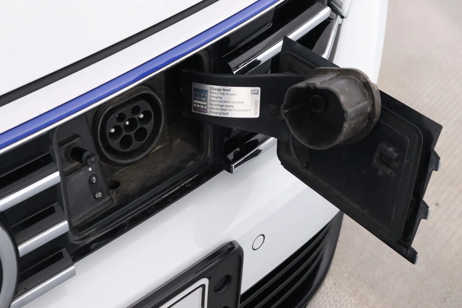 VOLKSWAGEN Passat LPB-748 carousel image