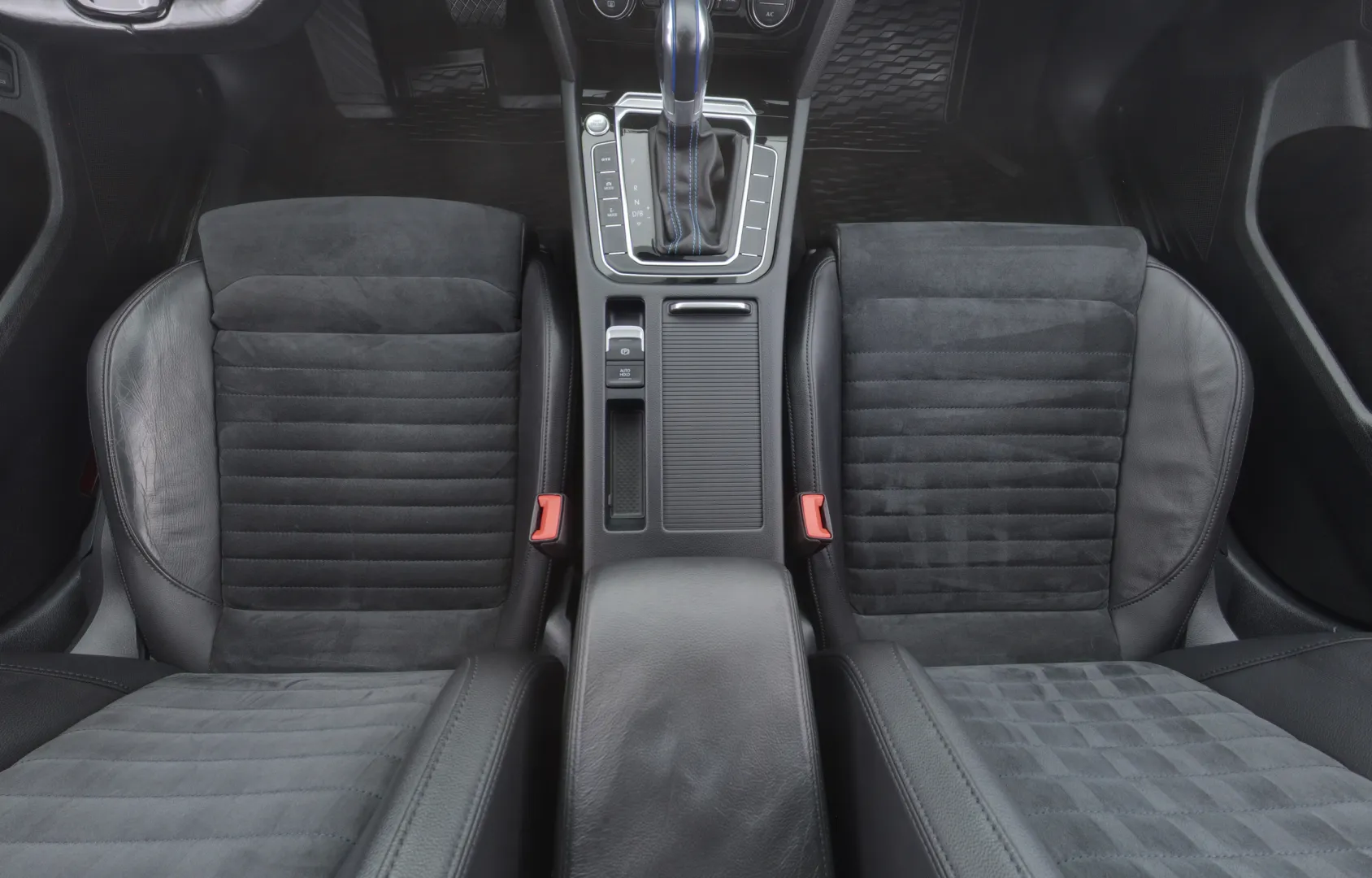 VOLKSWAGEN Passat LPB-748 carousel image