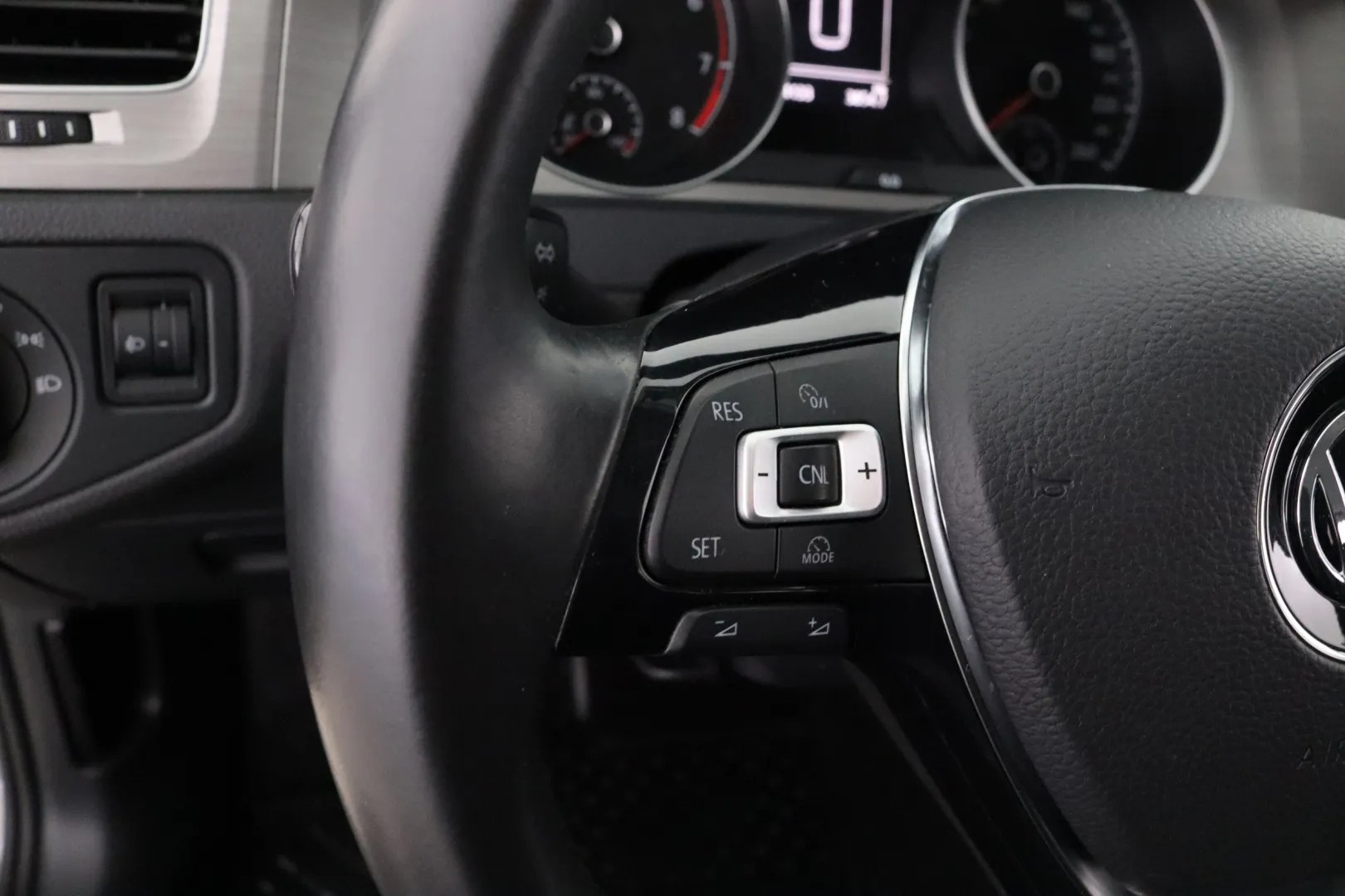 VOLKSWAGEN Golf OUV-910 carousel image