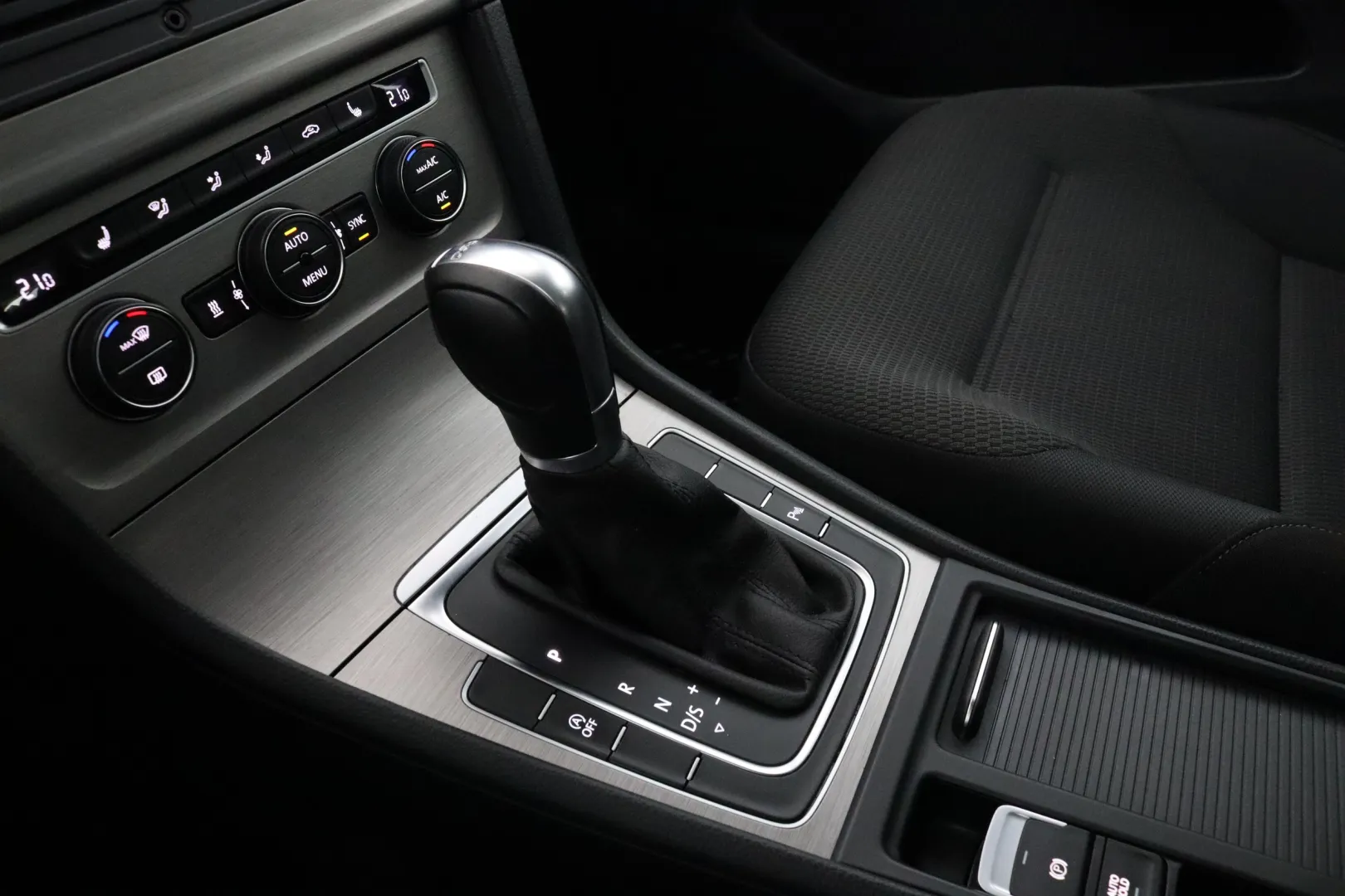VOLKSWAGEN Golf OUV-910 carousel image