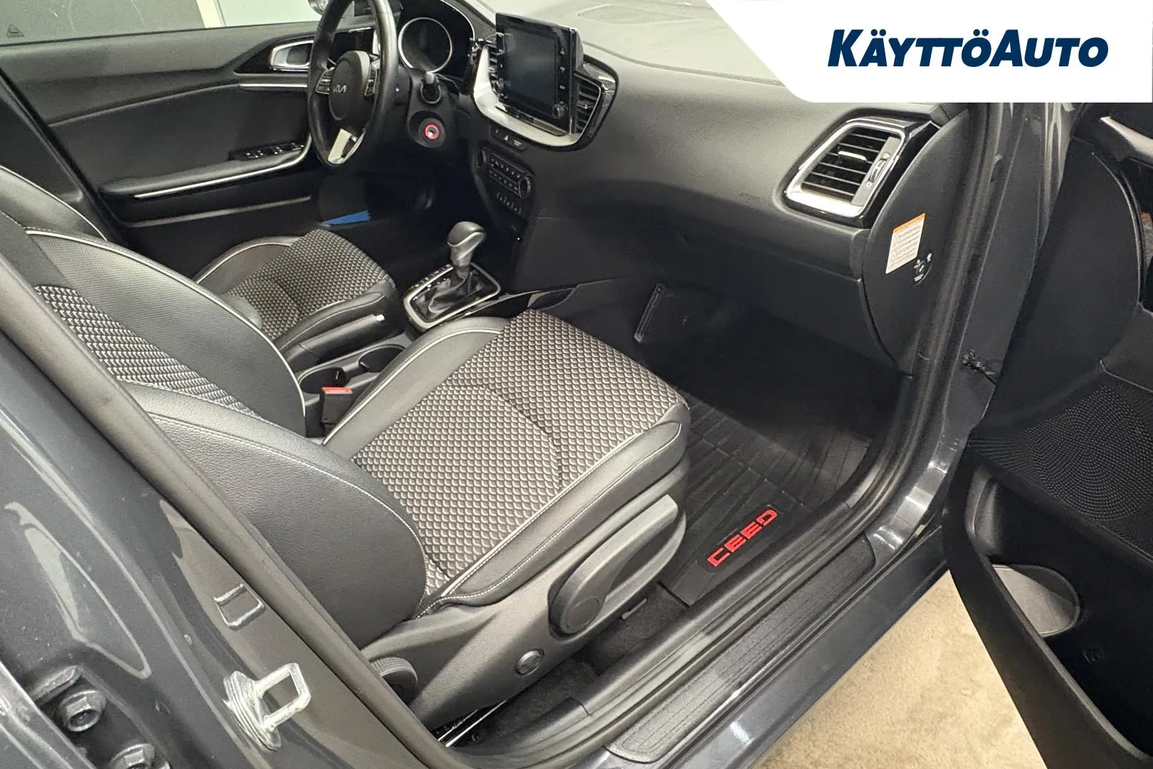 KIA Ceed YLN-245 carousel image