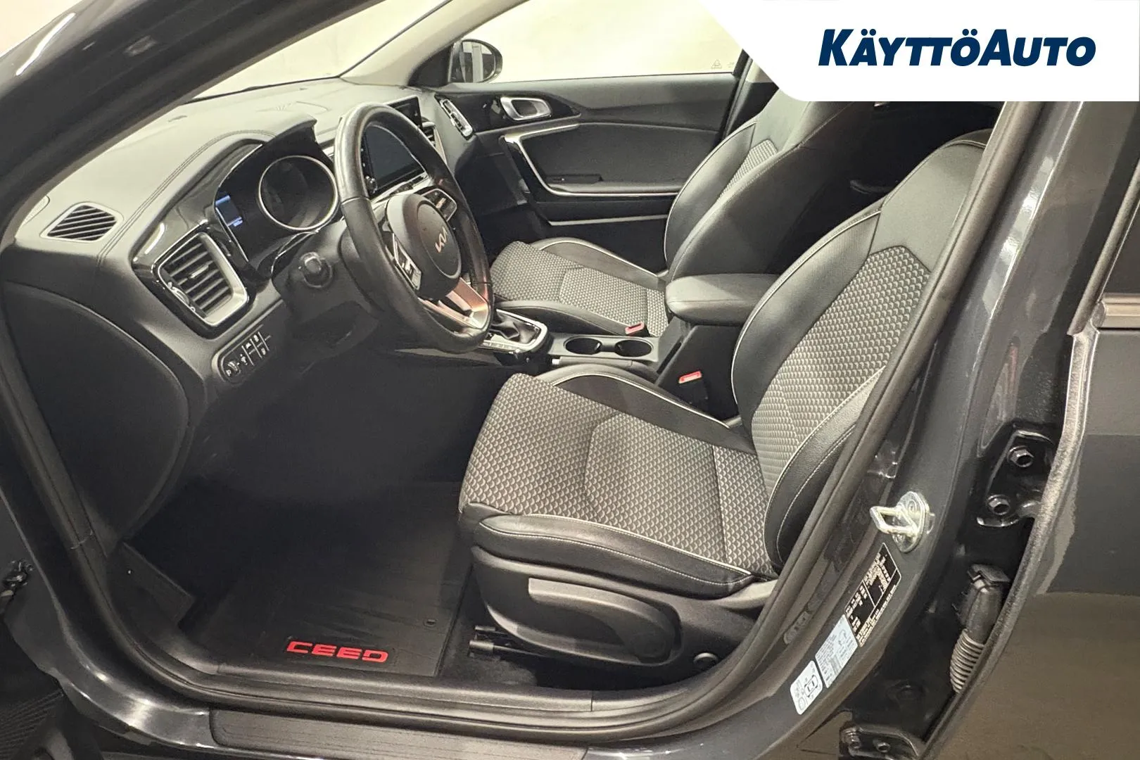 KIA Ceed YLN-245 carousel image