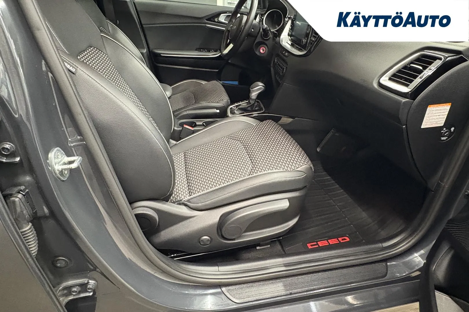 KIA Ceed YLN-245 carousel image