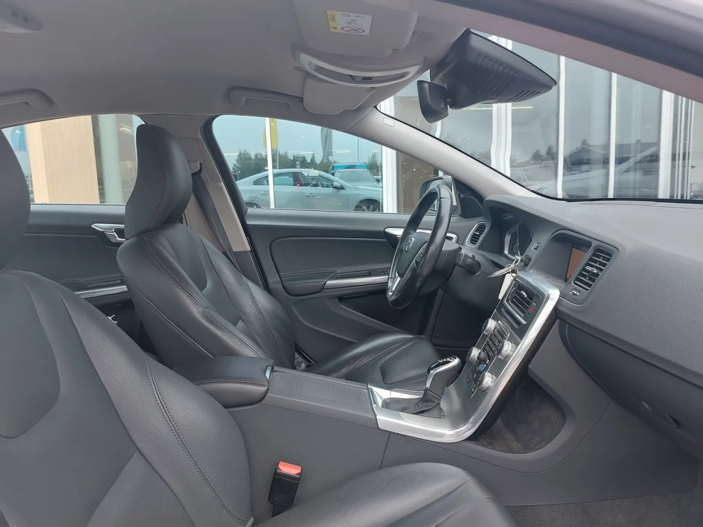VOLVO S60 MNK-665 carousel image