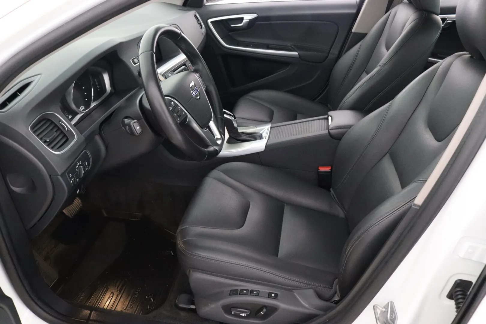 VOLVO S60 MNK-665 carousel image