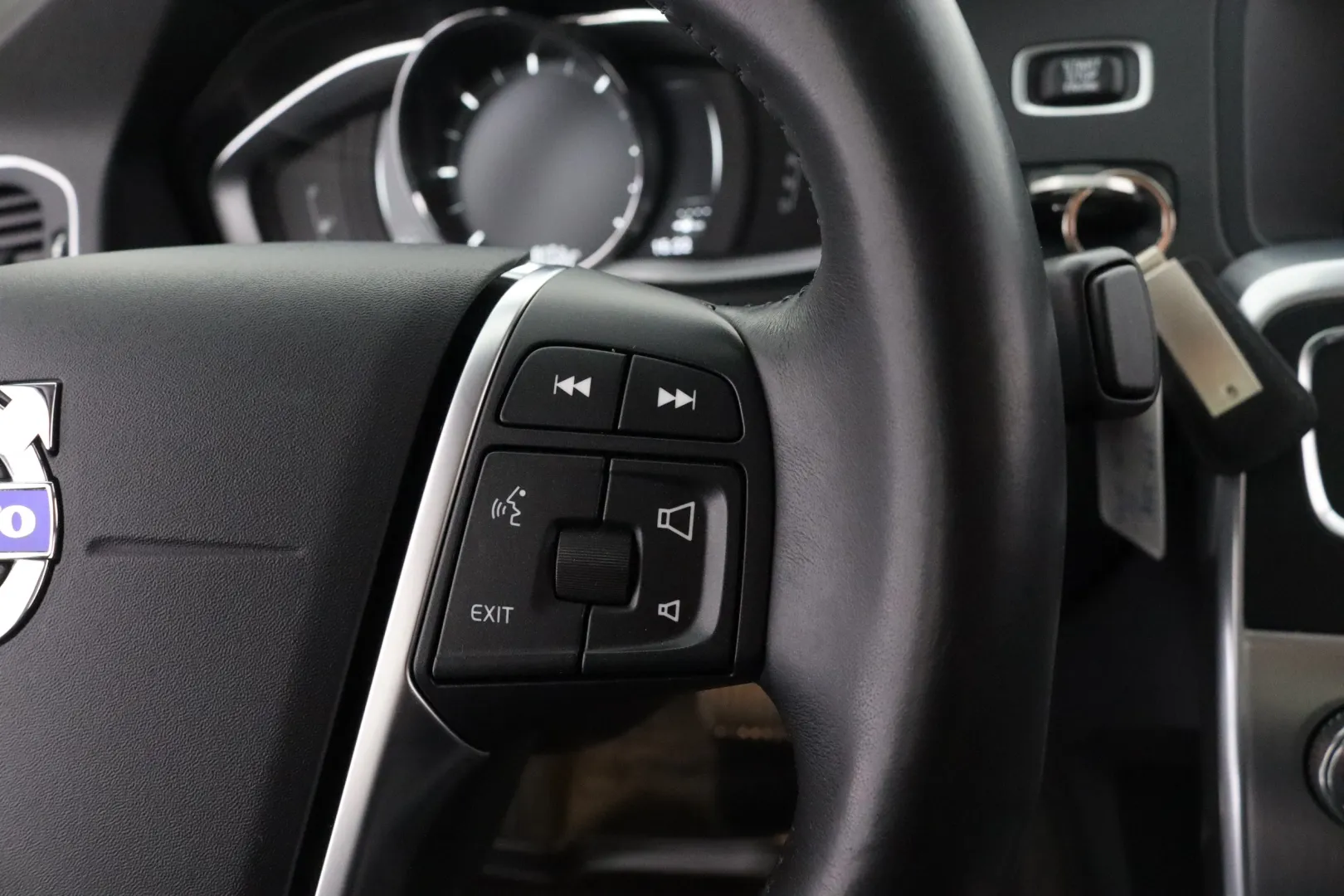 VOLVO S60 MNK-665 carousel image