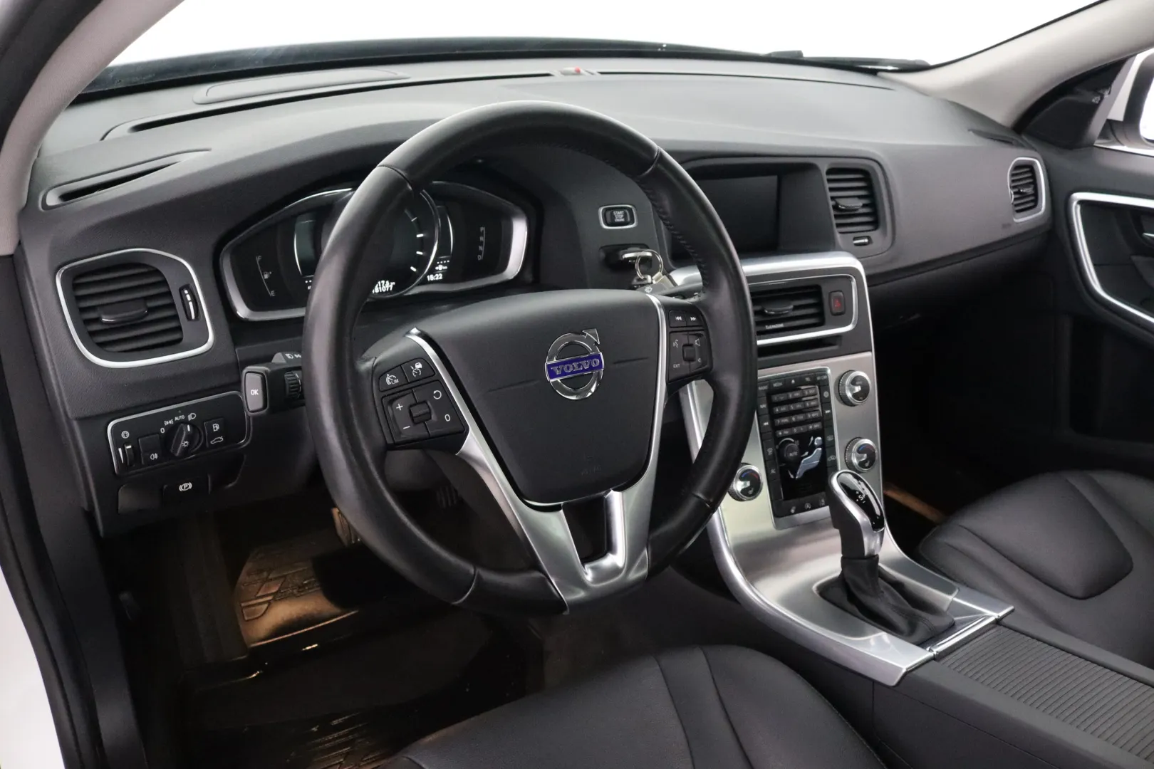 VOLVO S60 MNK-665 carousel image