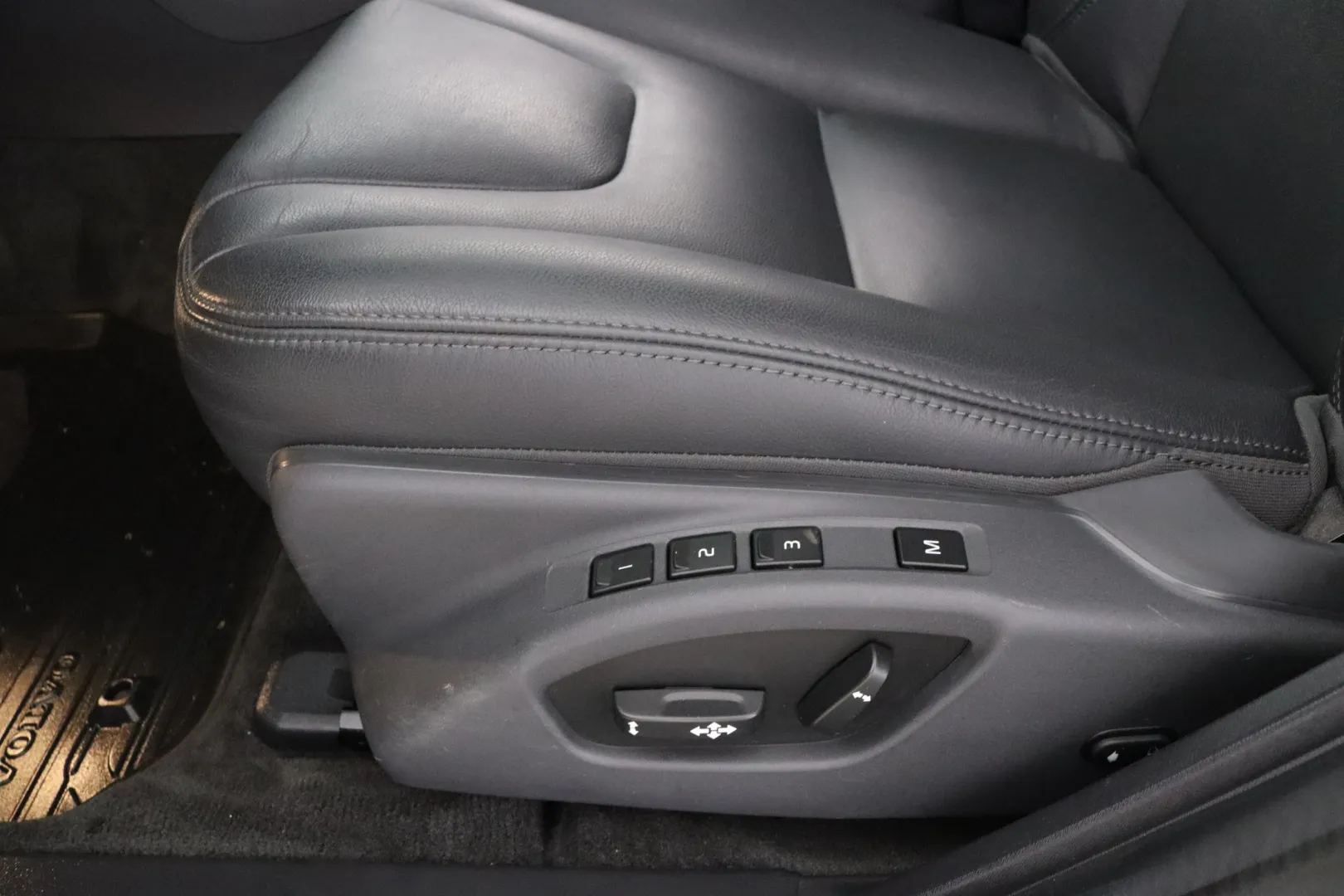 VOLVO S60 MNK-665 carousel image