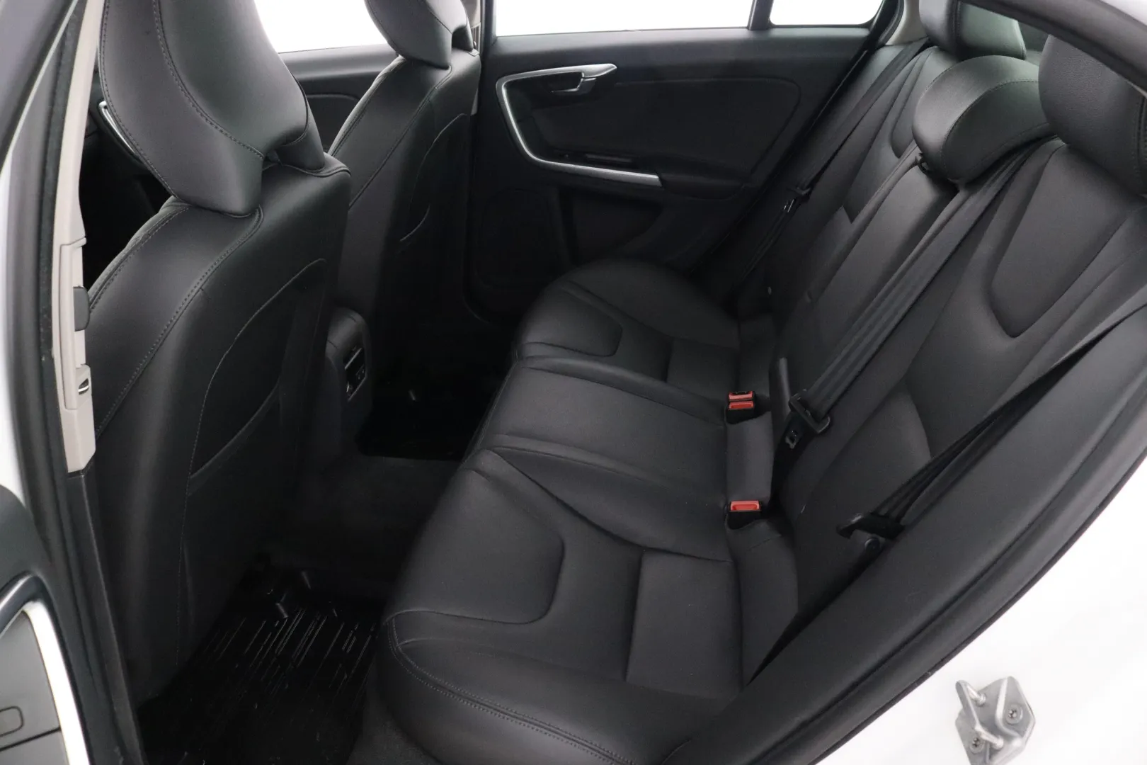 VOLVO S60 MNK-665 carousel image