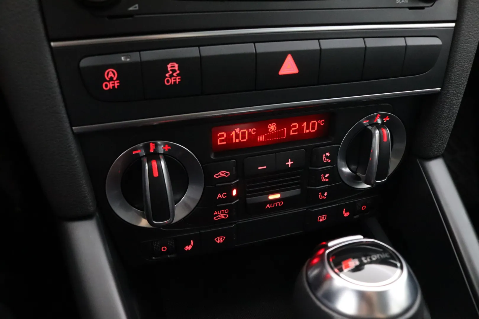 AUDI A3 HUY-950 carousel image