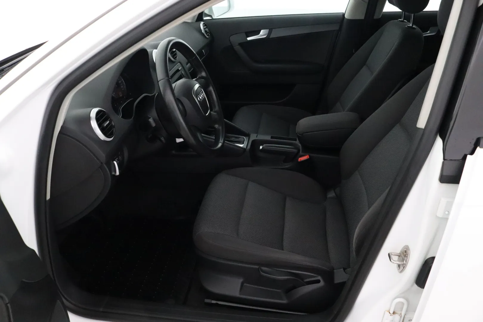 AUDI A3 HUY-950 carousel image