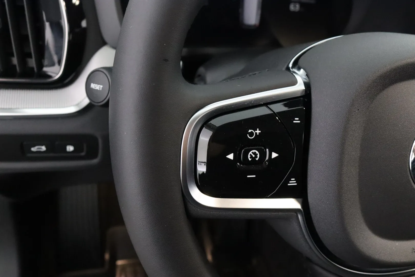 VOLVO V60 RXA-930 carousel image