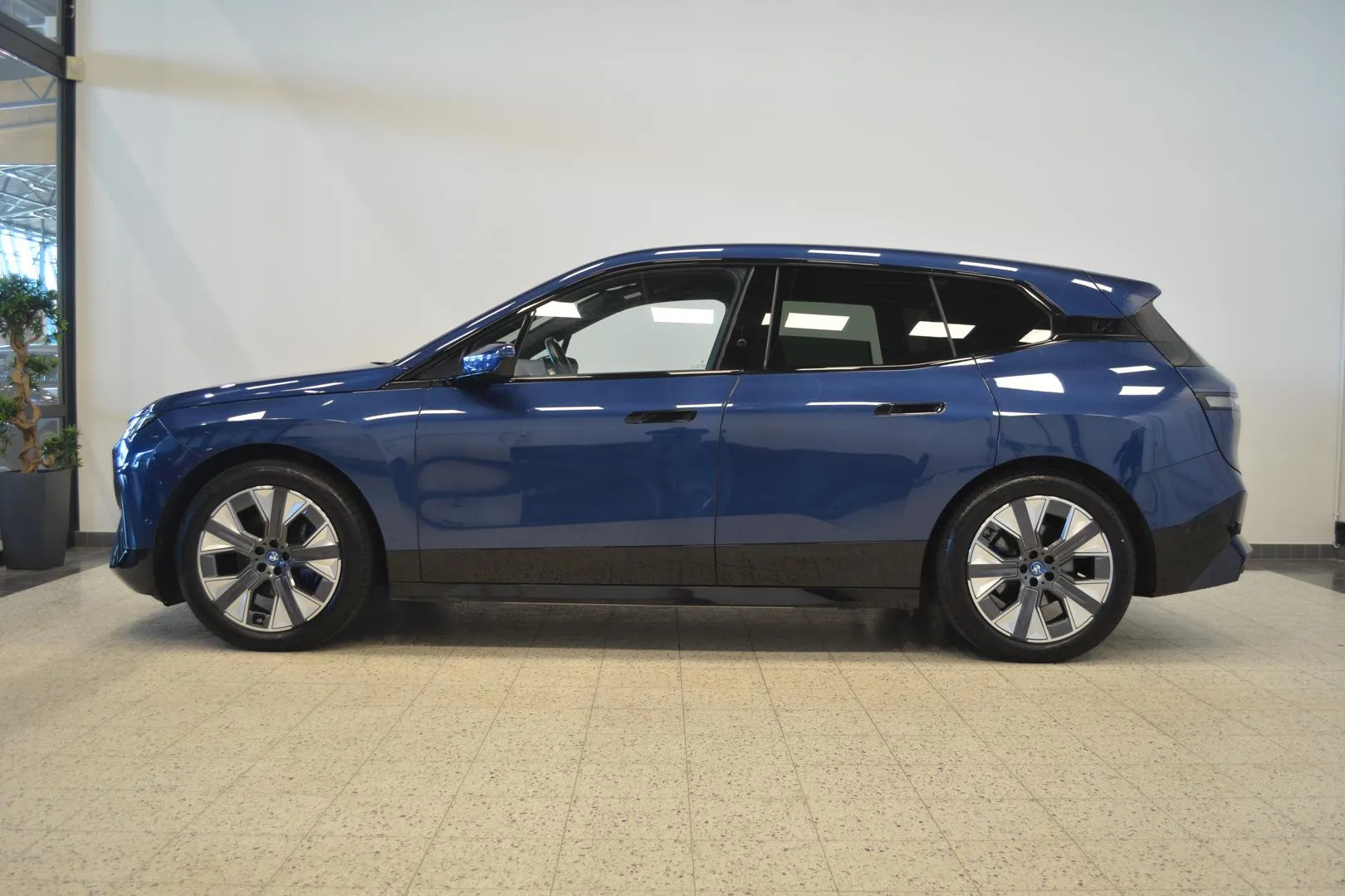 BMW iX YXS-883 carousel image