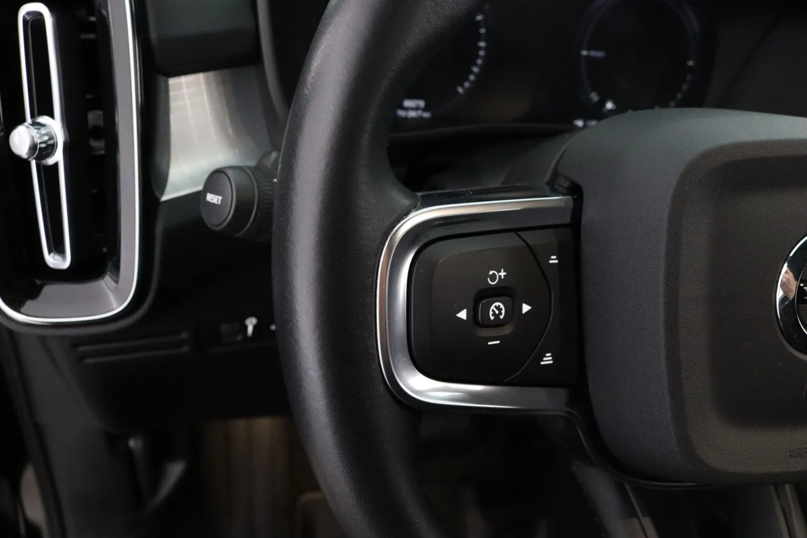 VOLVO XC40 IZJ-646 carousel image