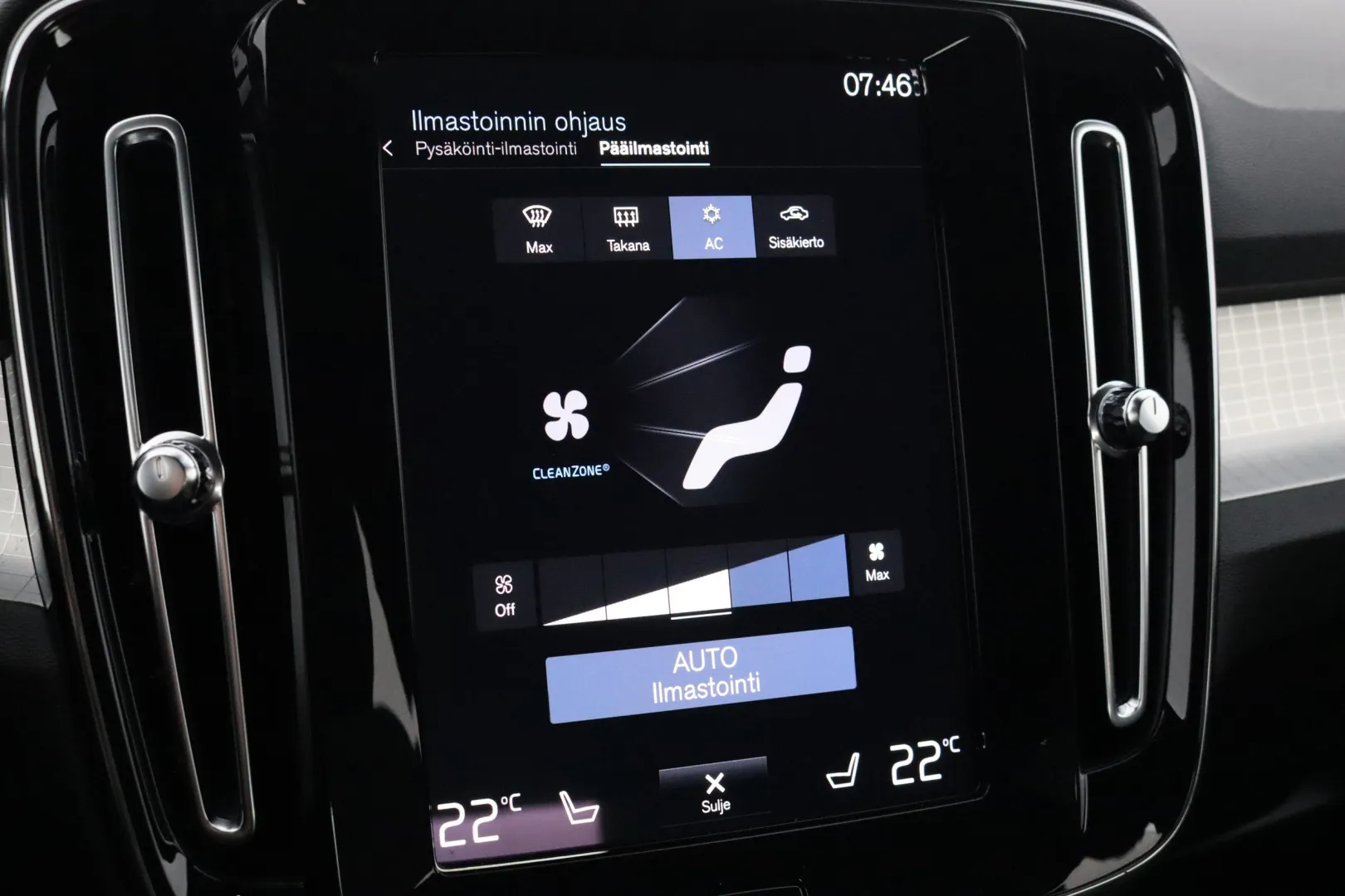 VOLVO XC40 IZJ-646 carousel image