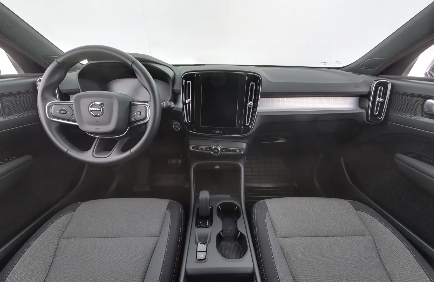 VOLVO XC40 IZJ-646 carousel image