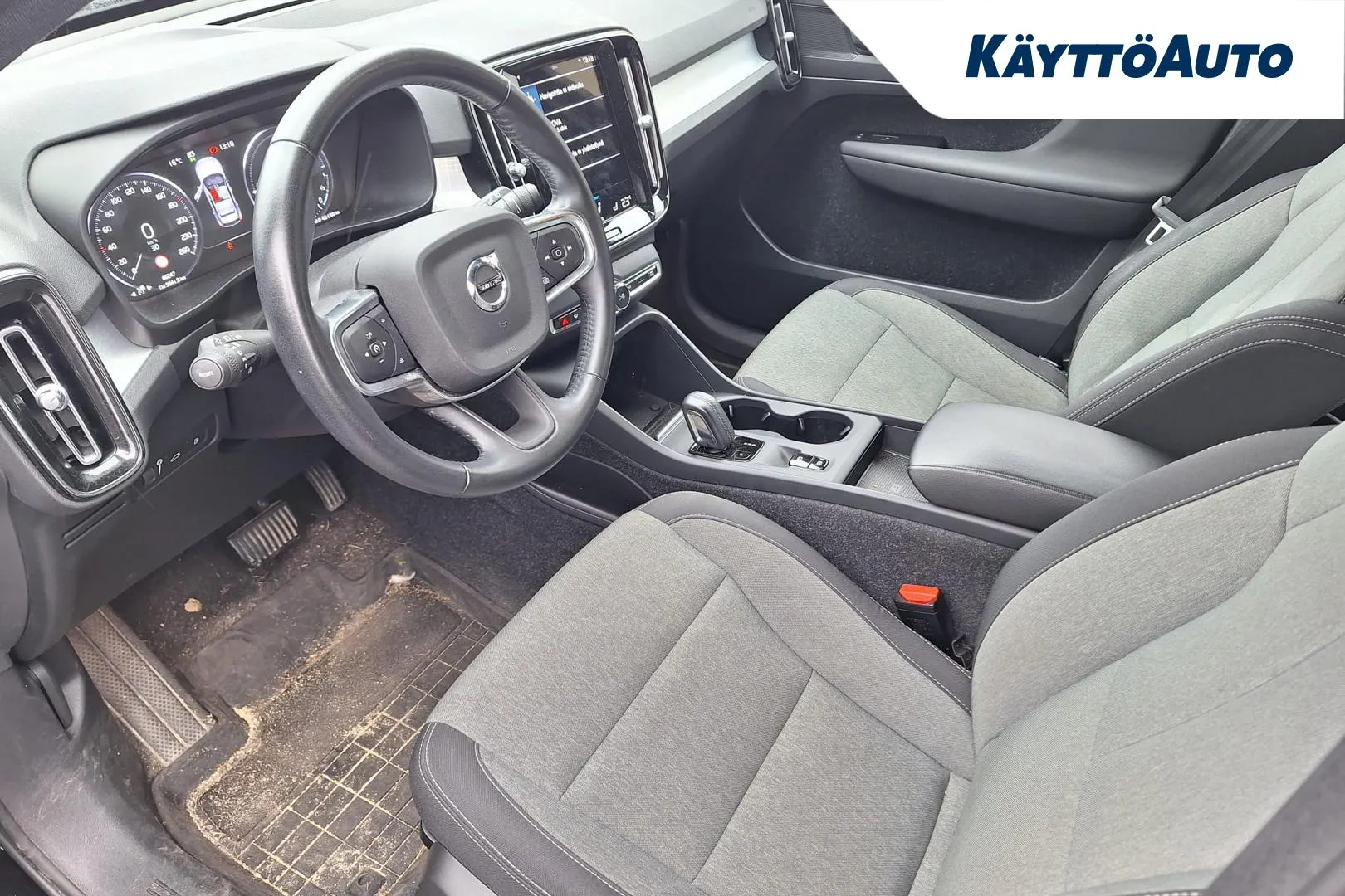 VOLVO XC40 IZJ-646 carousel image