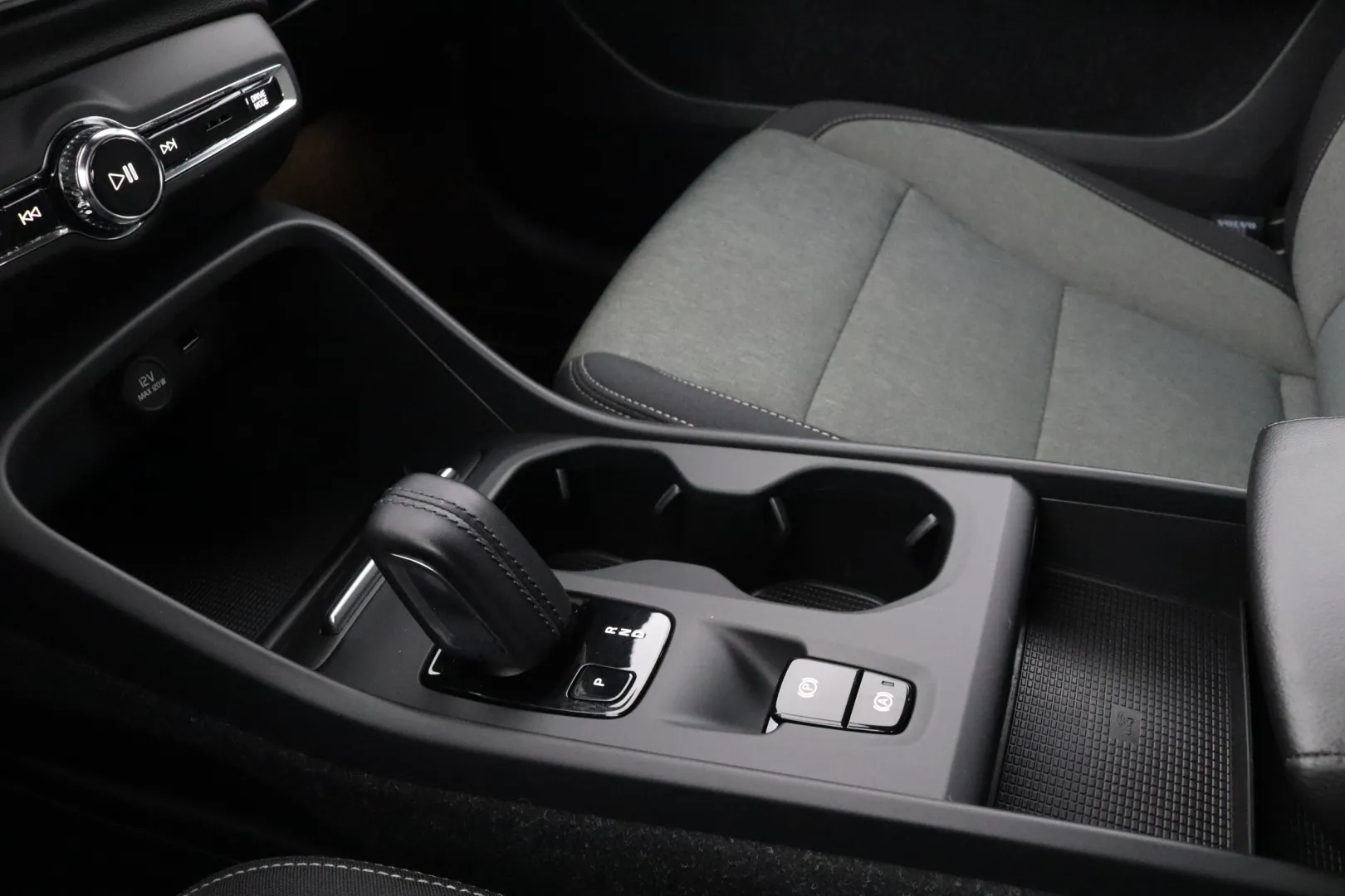 VOLVO XC40 IZJ-646 carousel image