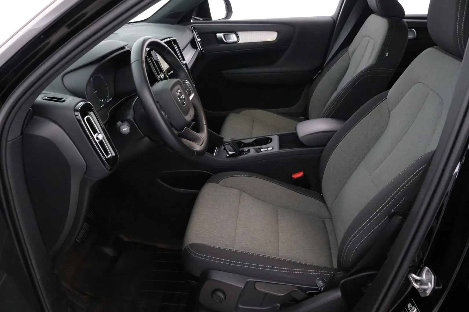 VOLVO XC40 IZJ-646 carousel image