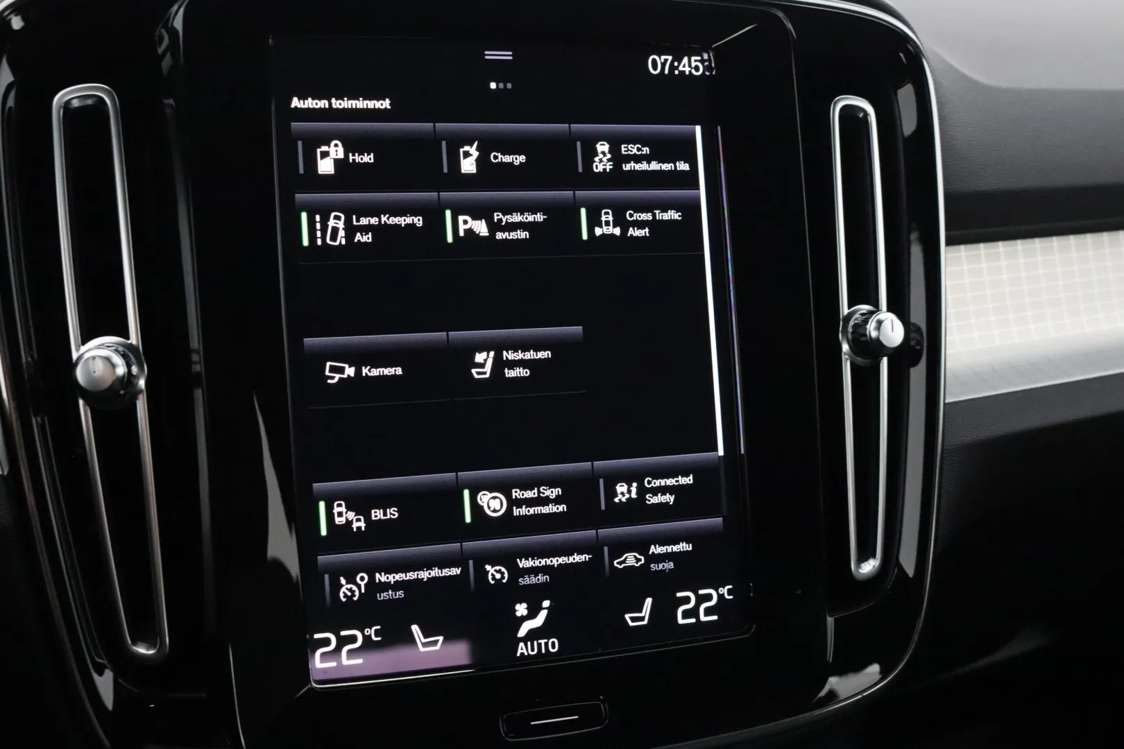 VOLVO XC40 IZJ-646 carousel image