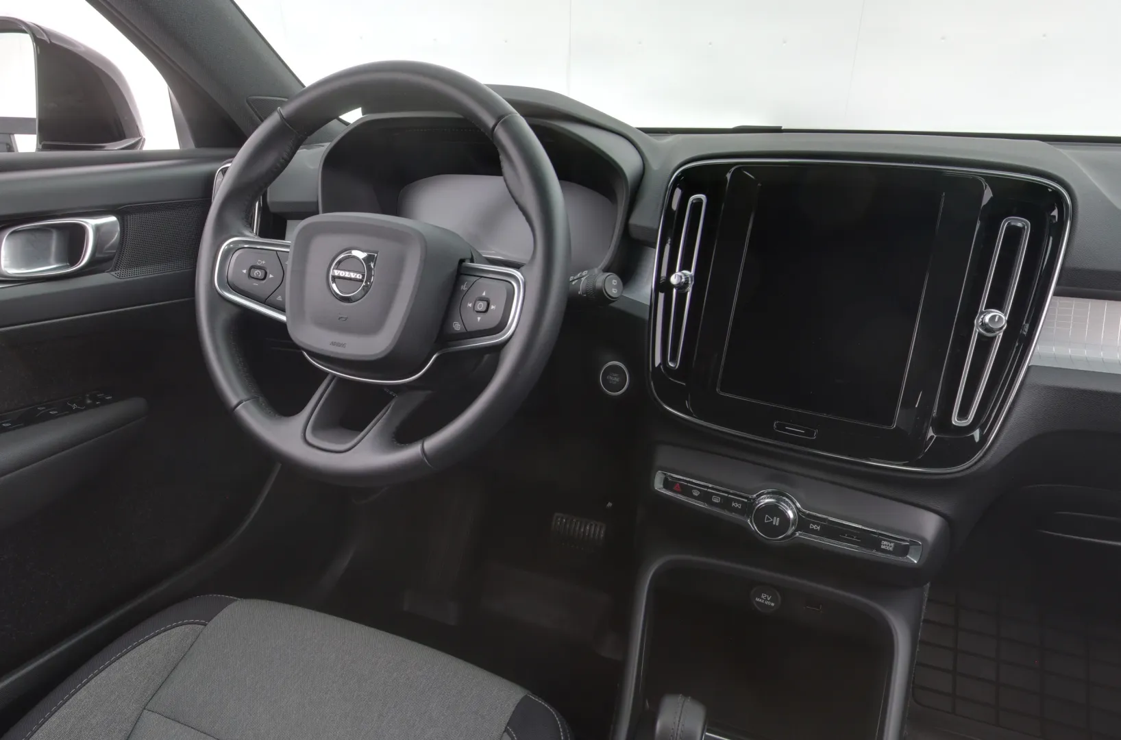 VOLVO XC40 IZJ-646 carousel image