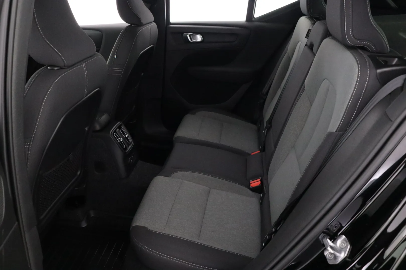 VOLVO XC40 IZJ-646 carousel image