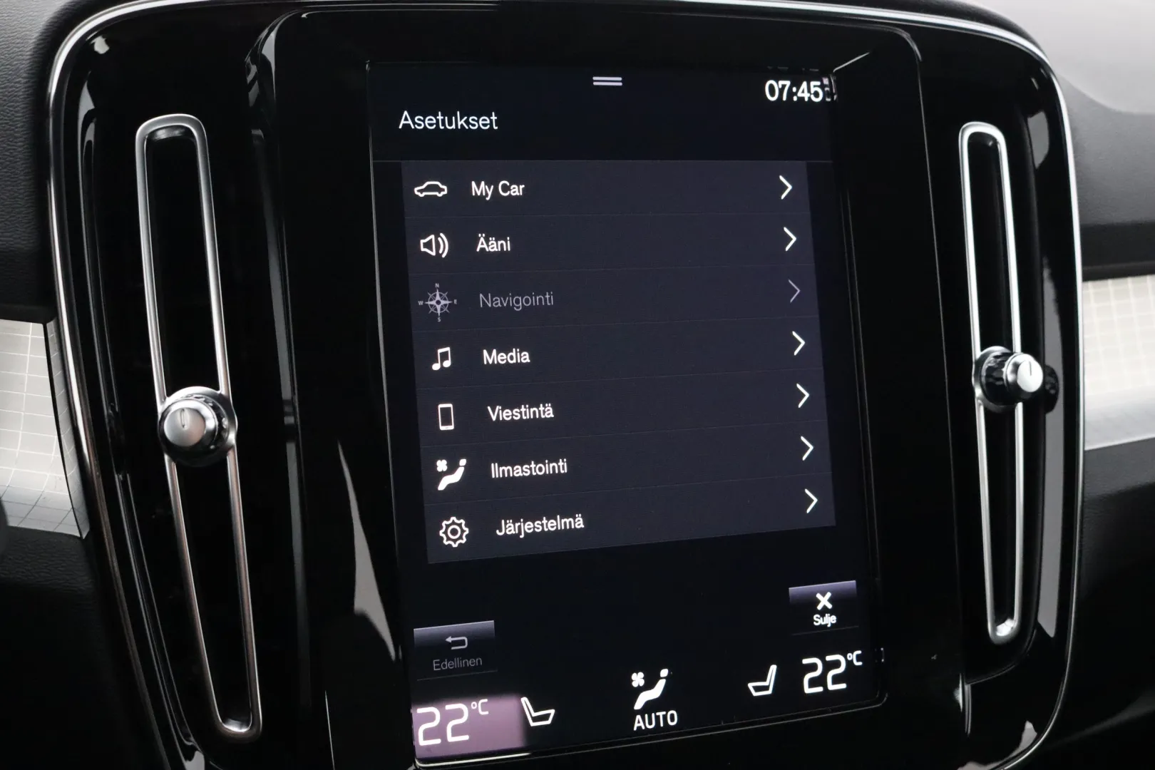 VOLVO XC40 IZJ-646 carousel image