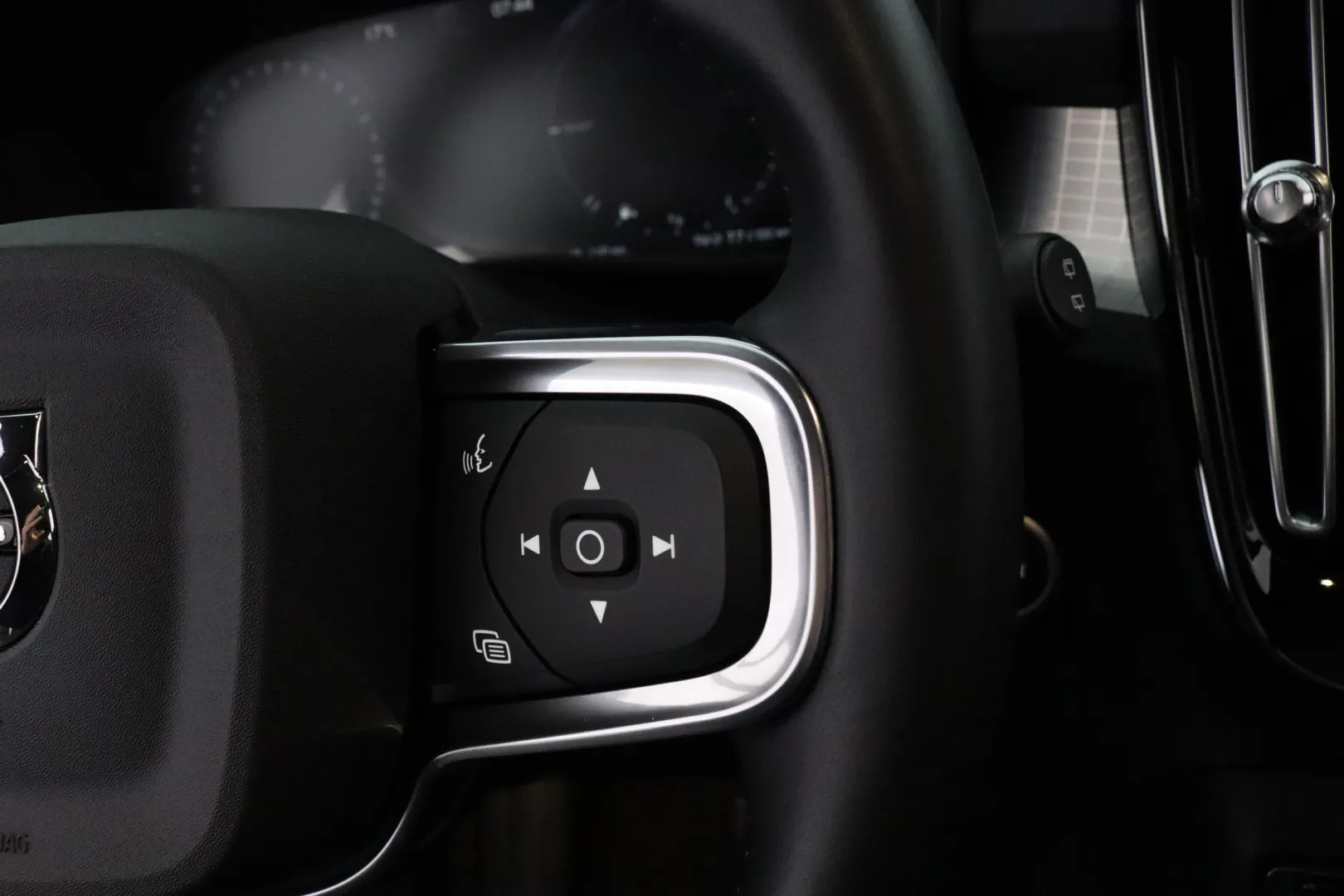 VOLVO XC40 IZJ-646 carousel image