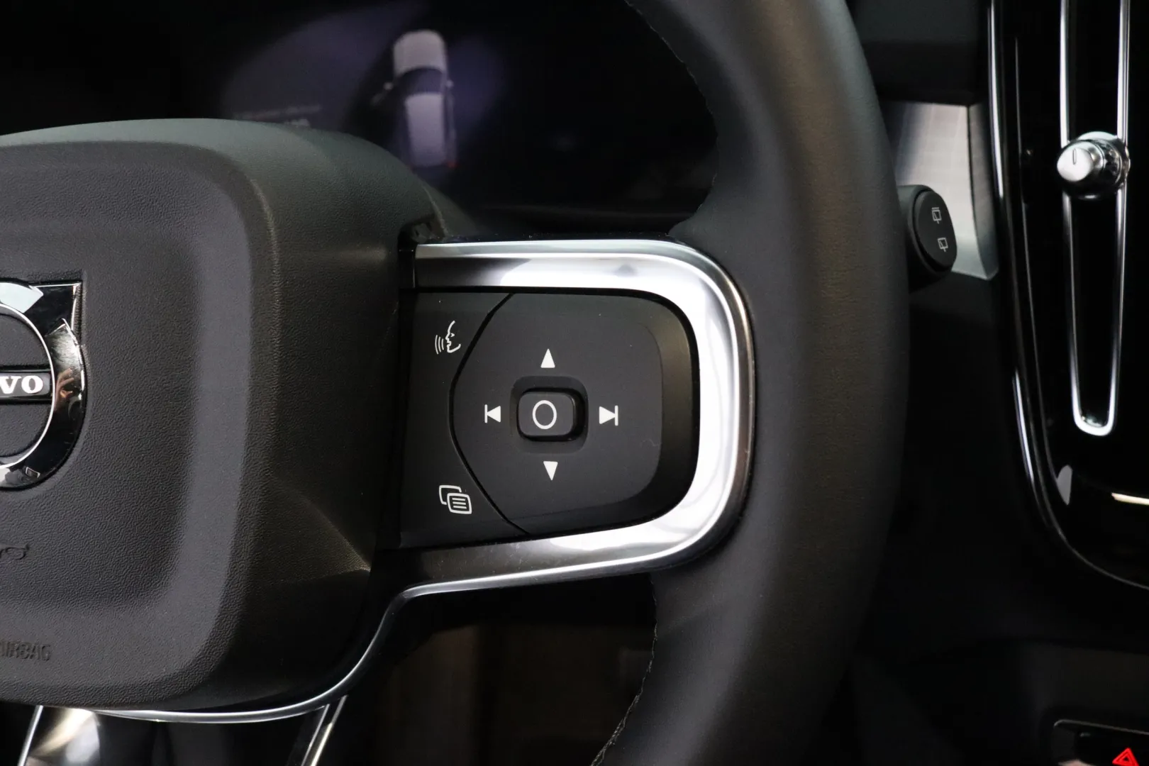 VOLVO XC40 CRU-245 carousel image