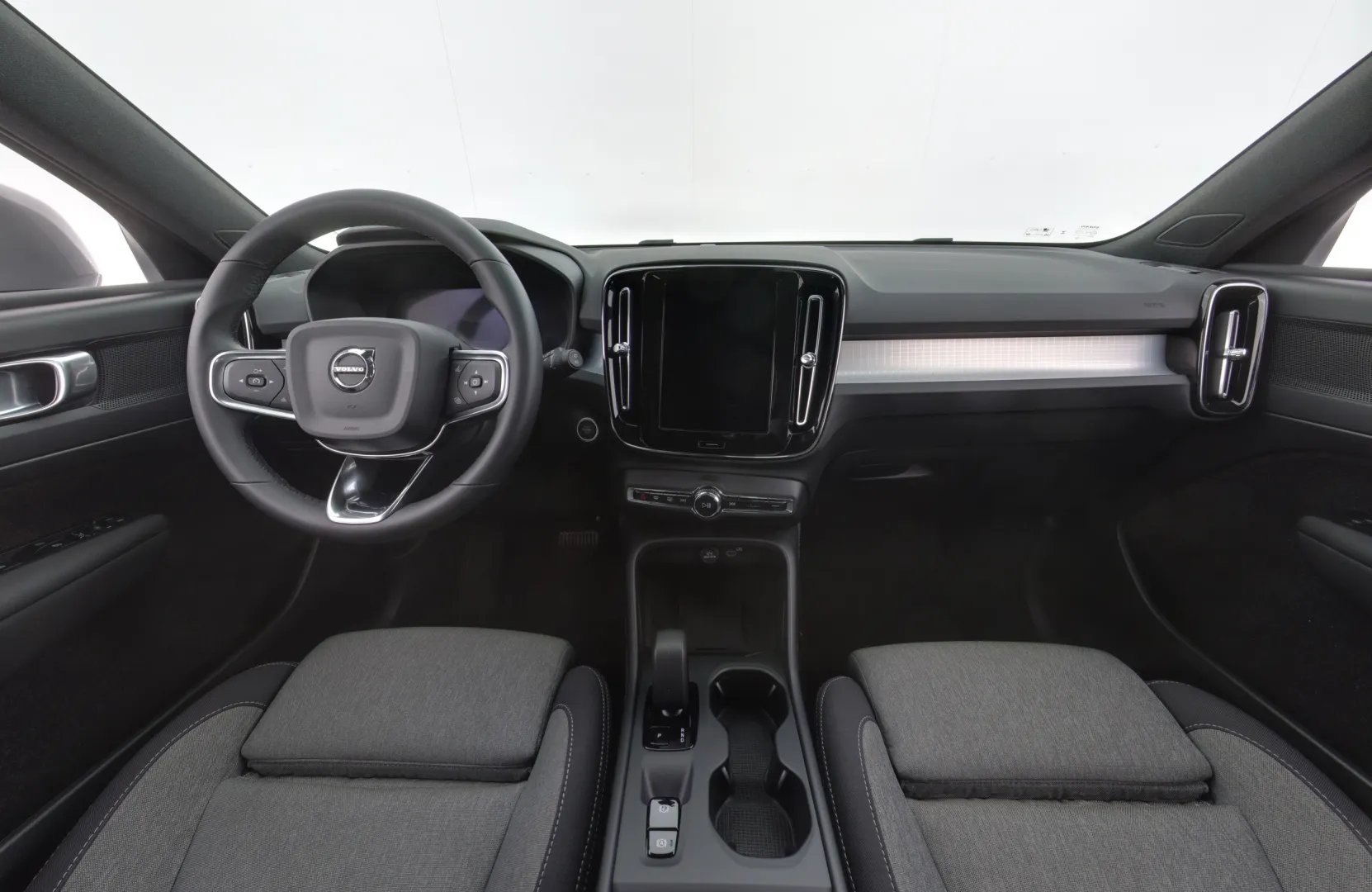 VOLVO XC40 CRU-245 carousel image