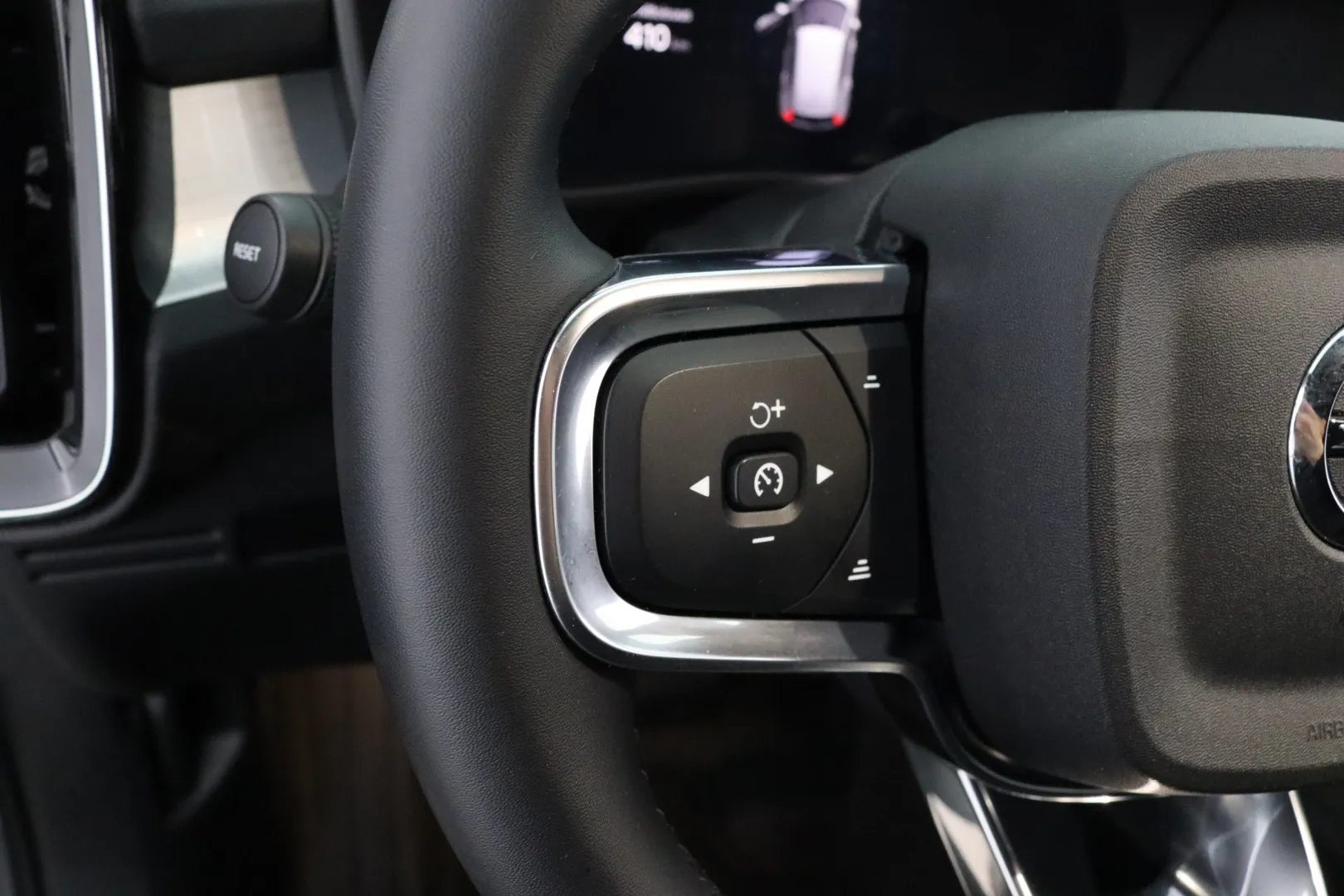 VOLVO XC40 CRU-245 carousel image