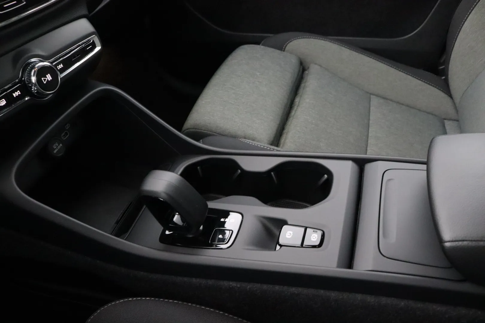VOLVO XC40 CRU-245 carousel image