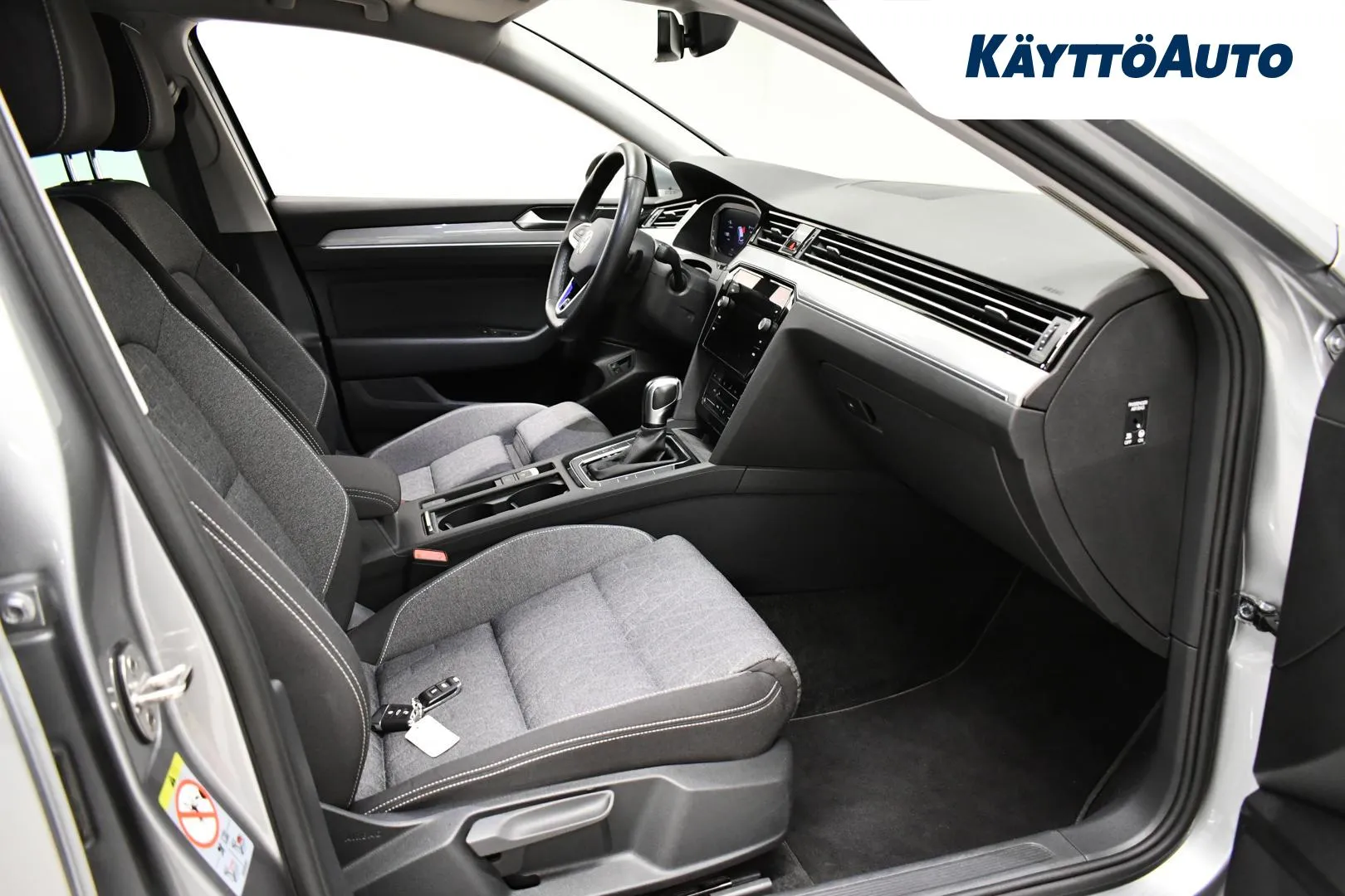 VOLKSWAGEN Passat EUX-847 carousel image