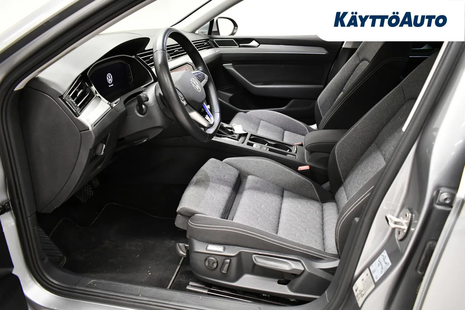 VOLKSWAGEN Passat EUX-847 carousel image