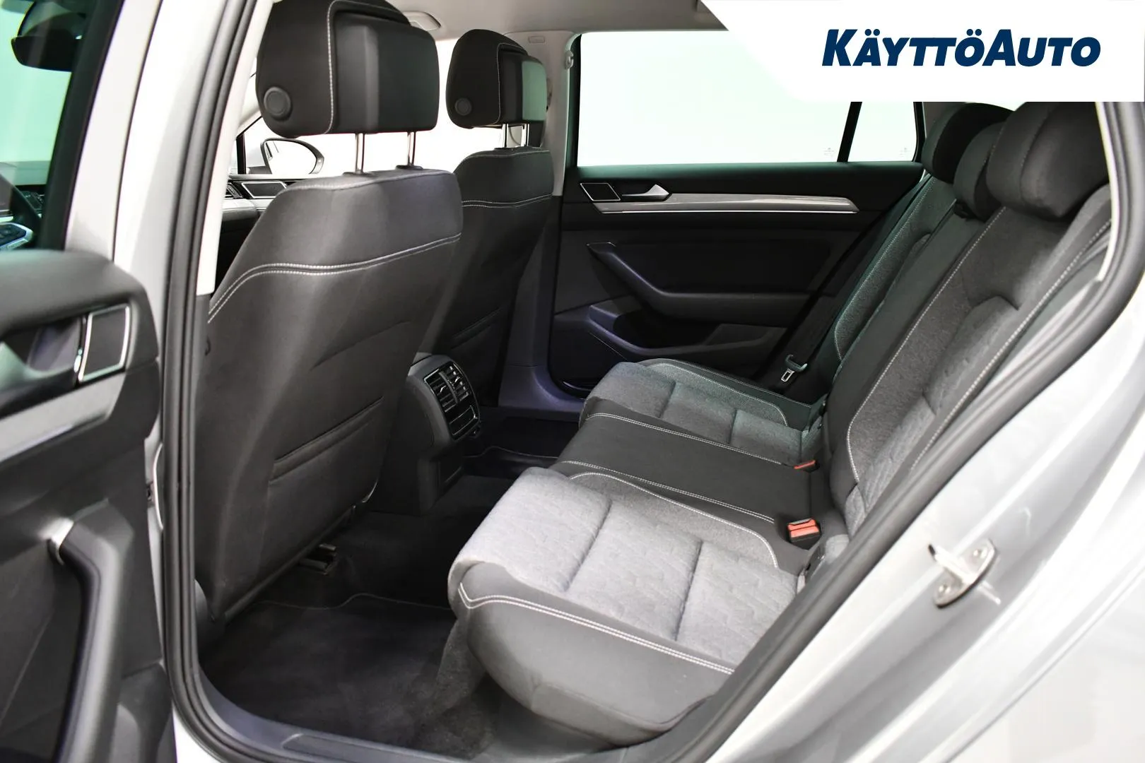 VOLKSWAGEN Passat EUX-847 carousel image
