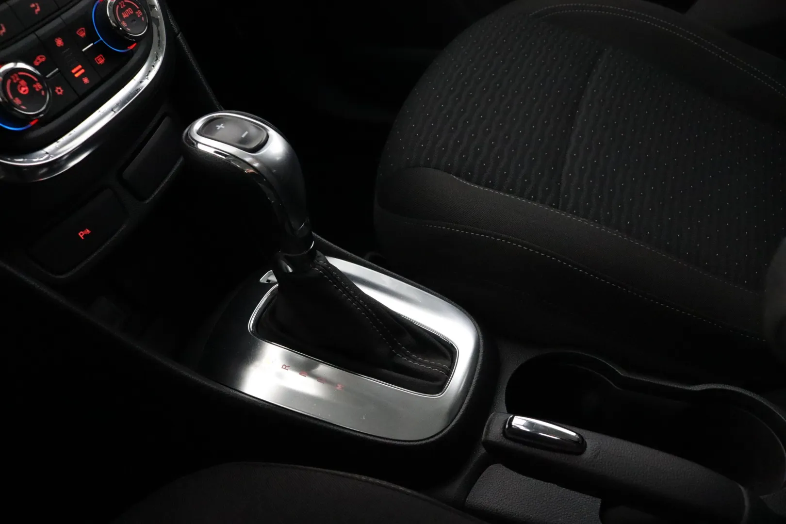 OPEL Mokka YIX-751 carousel image